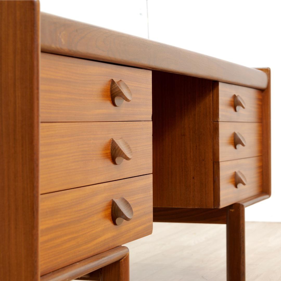 Waschtisch aus der Mitte des Jahrhunderts von White & Newton aus Portsmouth im Zustand „Gut“ im Angebot in Los Angeles, CA