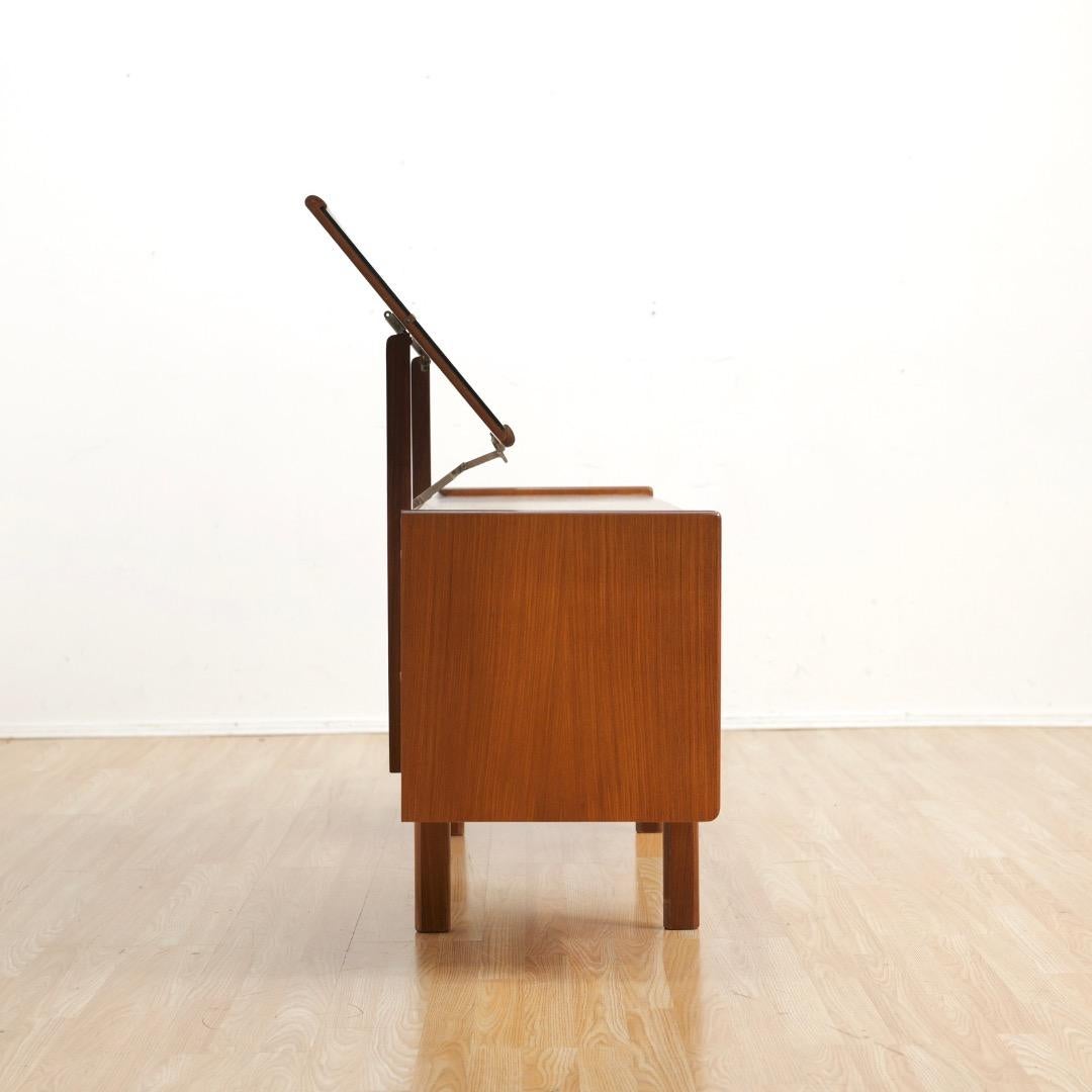 Waschtisch aus der Mitte des Jahrhunderts von White & Newton aus Portsmouth (Holz) im Angebot