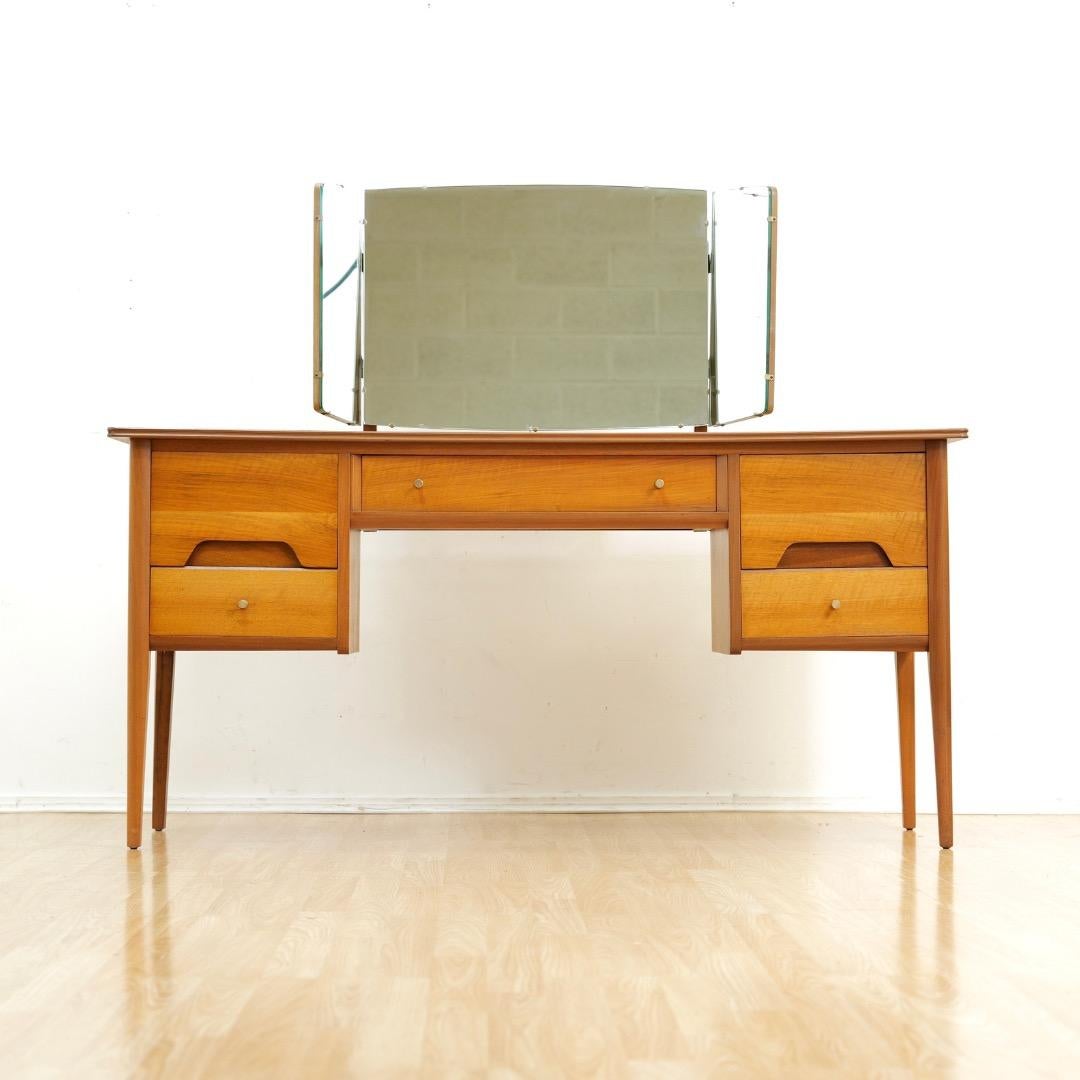 Ce meuble-lavabo vintage du milieu du siècle a été produit par A Younger Ltd dans les années 1960. Ce meuble est typique du savoir-faire de Younger, avec une construction solide et un excellent design d'influence scandinave. Doté d'un vaste espace