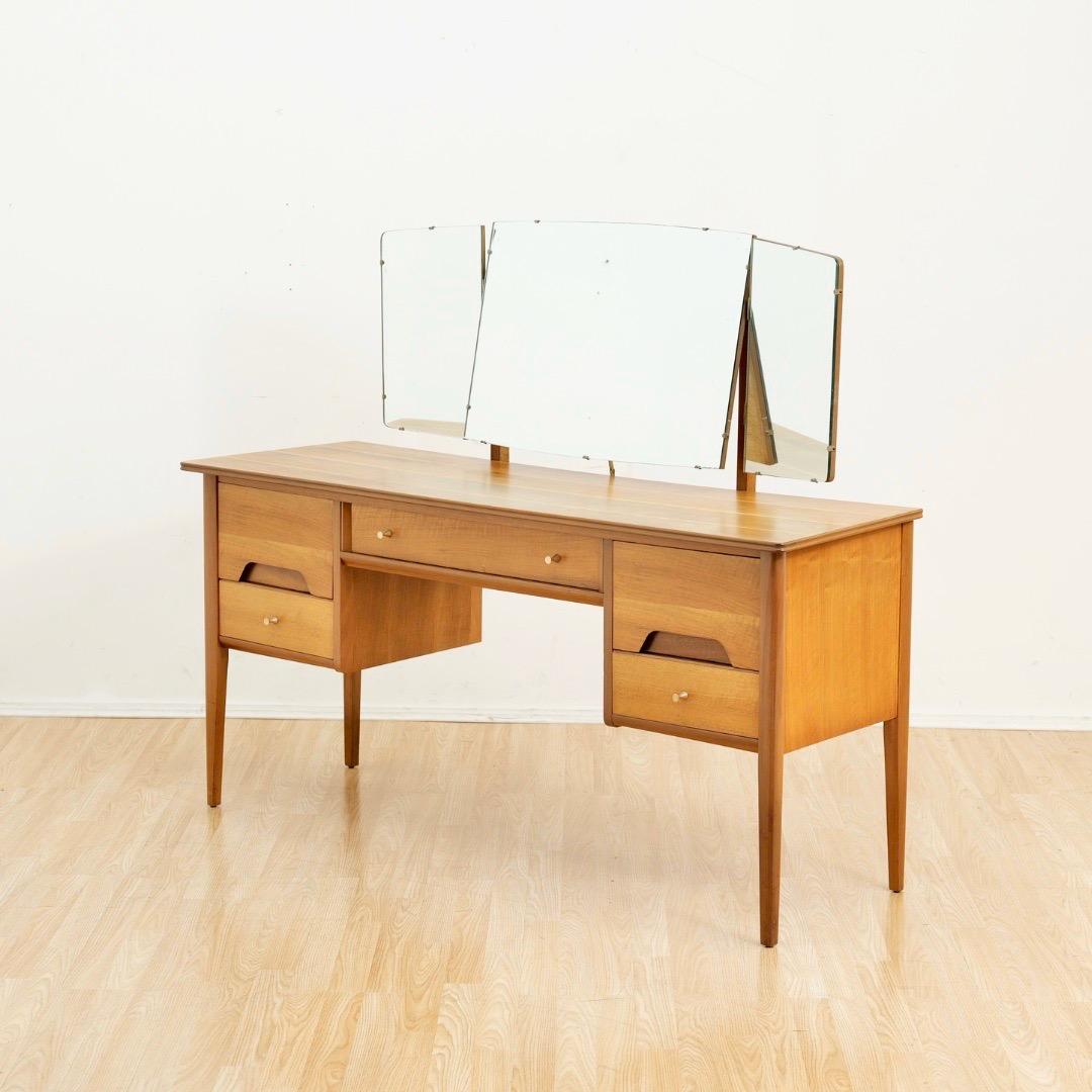 Mid-Century Modern Meuble-lavabo du milieu du siècle par A. Younger Ltd. en vente