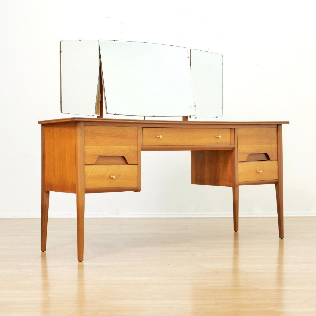 Meuble-lavabo du milieu du siècle par A. Younger Ltd. Bon état - En vente à Los Angeles, CA