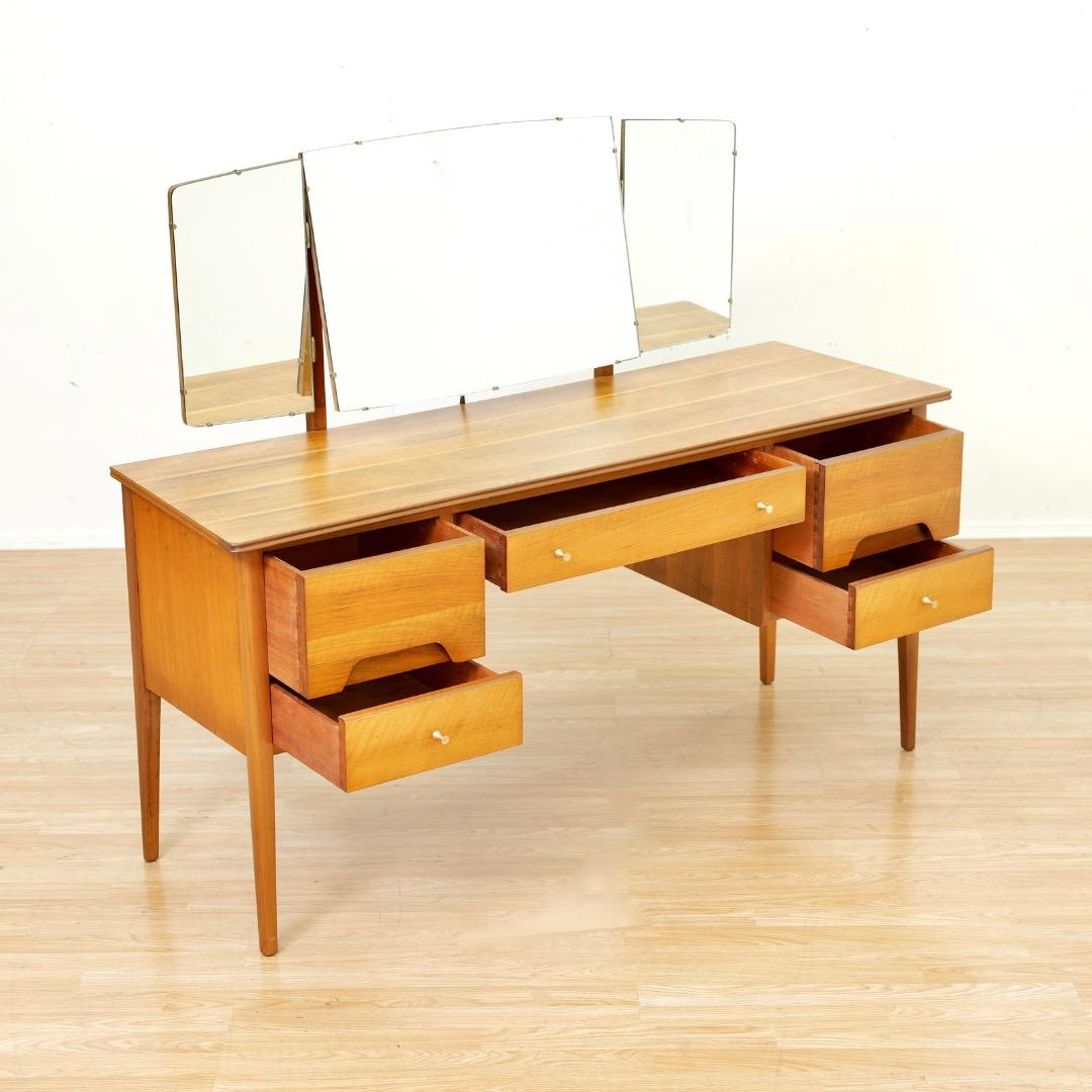 Milieu du XXe siècle Meuble-lavabo du milieu du siècle par A. Younger Ltd. en vente