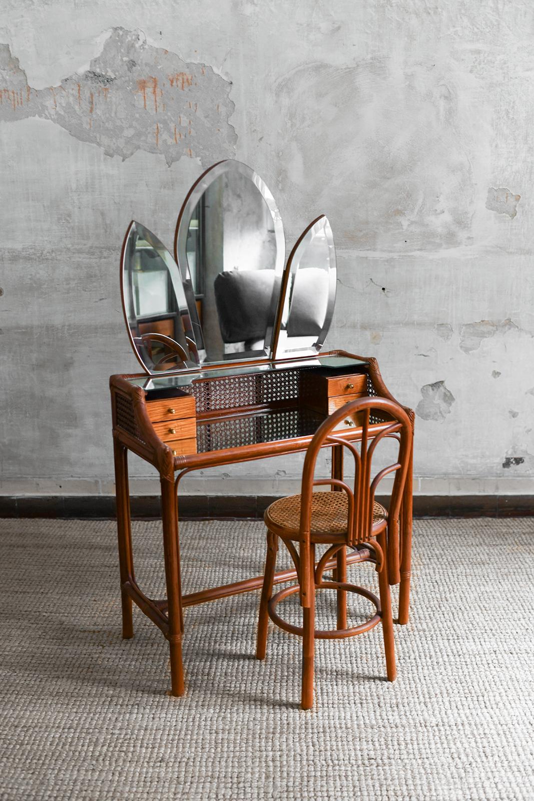 Chaise + Vanité du milieu du siècle en bois, bambou et paille de Vienne avec détails en laiton et miroirs latéraux
Détails du produit
Dimensions du meuble-lavabo : 80 L x 80 / 150 H x 39 D cm
Dimensions de la chaise : 33 L x 83 H x 37 D cm