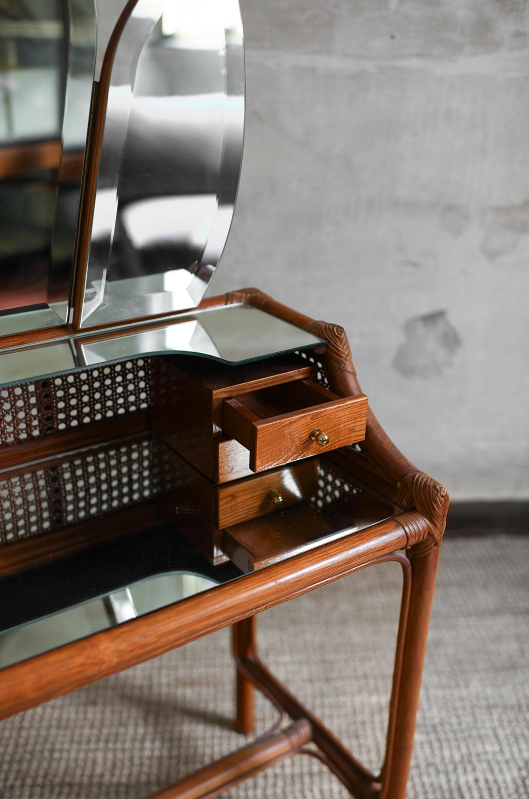 20ième siècle Coiffeuse du milieu du siècle avec détails en laiton et miroirs latéraux en vente