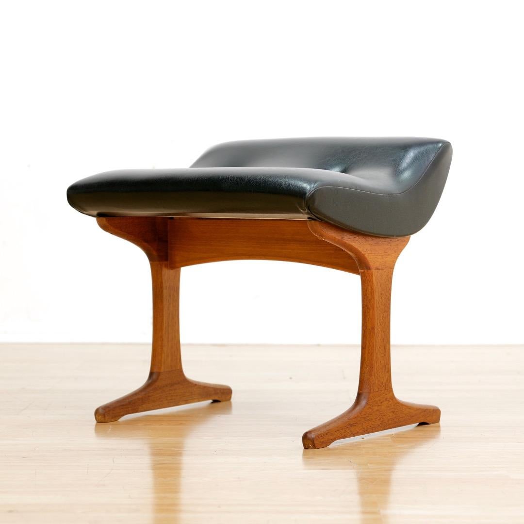 Ce tabouret de vanité du milieu du siècle a été produit par Austinsuite au cours des années 1960. Avec son cadre fantastique et son siège en vinyle noir d'origine, il s'agit d'un exemple frappant.