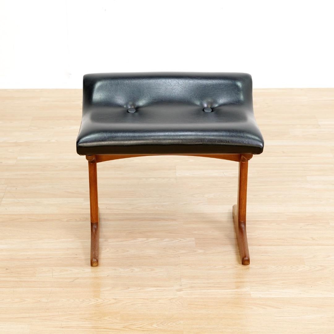 Imitation cuir Tabouret de vanité du milieu du siècle par Austinsuite en vente