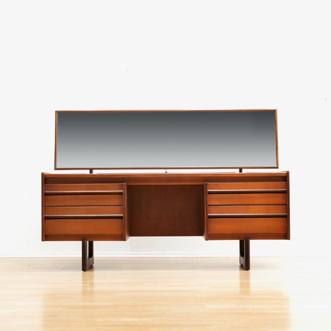 Ce bureau/meuble de rangement du milieu du siècle a été produit par William Lawrence de Nottingham, en Angleterre, dans les années 1960. Cette magnifique pièce vintage au design saisissant repose sur une base de style trapèze et présente des