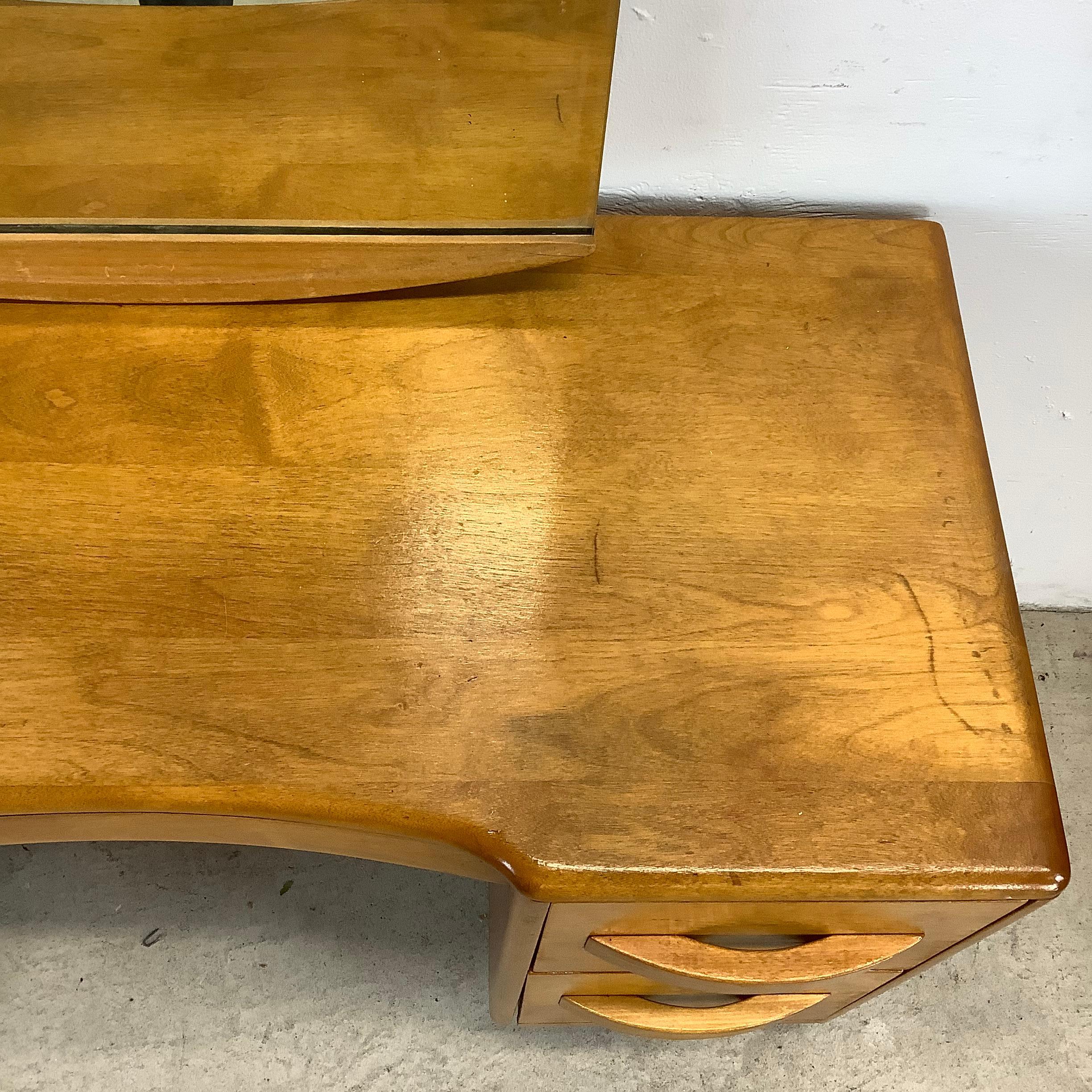 Coiffeuse du milieu du siècle avec miroir de Heywood-Wakefield en vente 2