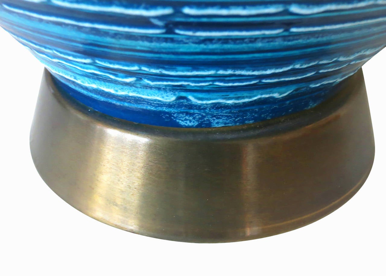 Lampe en céramique à glaçure bleue à rayures variées du milieu du siècle dernier Excellent état - En vente à Van Nuys, CA