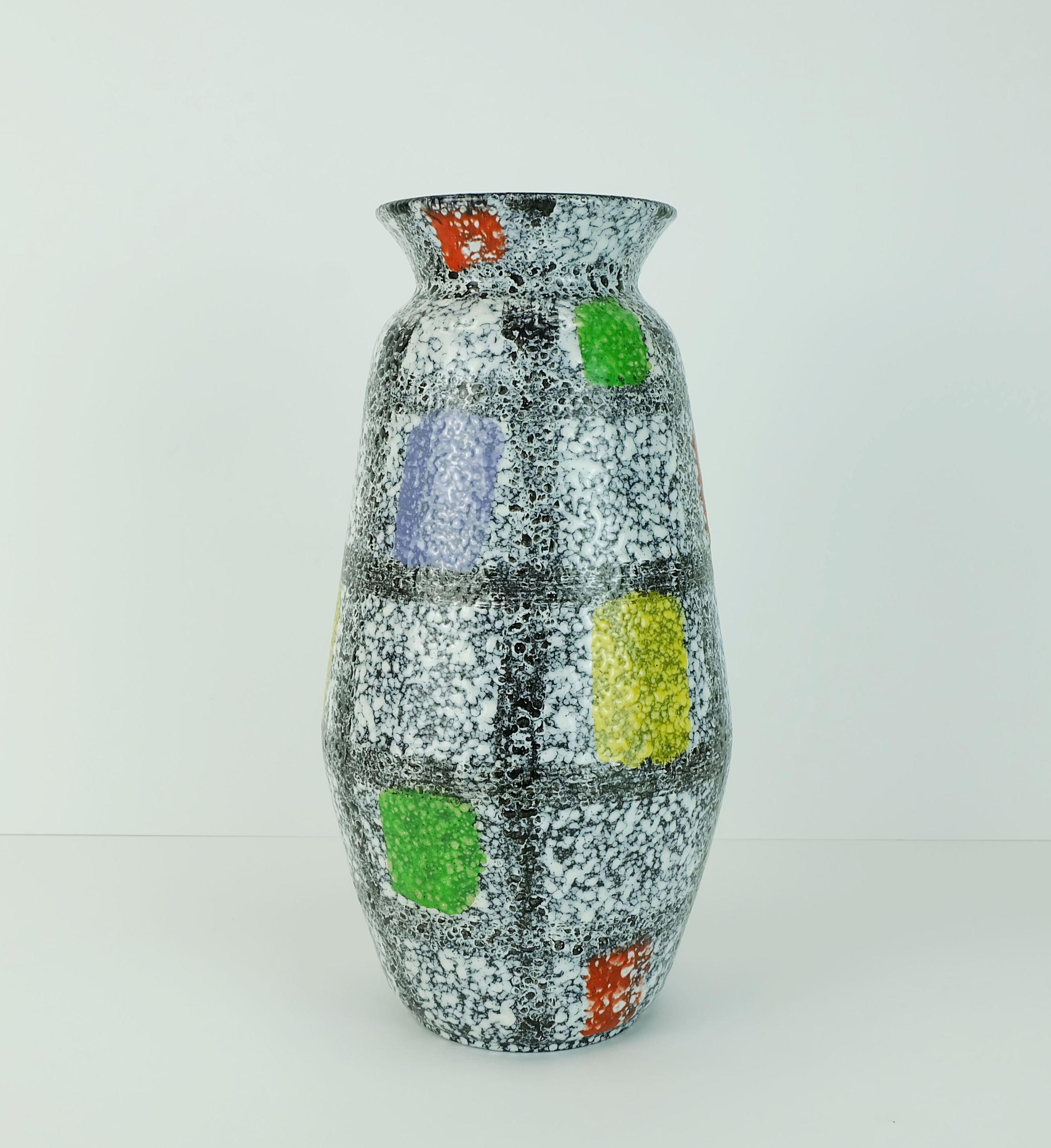 Bellissimo vaso in ceramica della Germania occidentale di metà secolo prodotto da Bay Keramik nel 1961, decoro Bodo Mans. Smalto a goccia in bianco e nero combinato con rosso, viola, giallo e verde. Nome decorativo 