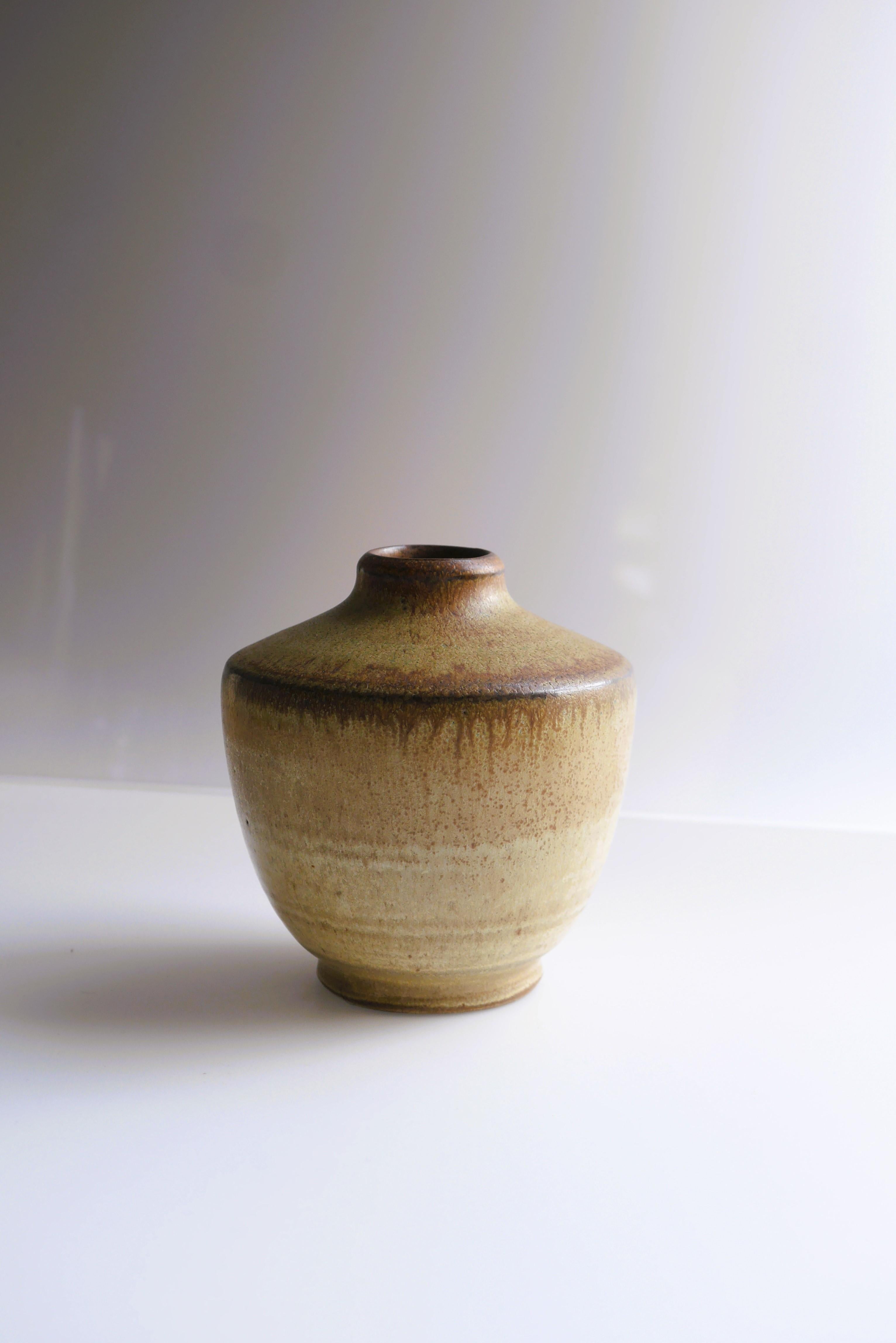 Hand-Crafted Mid-century vase by Arthur Andersson for Wallåkra, Sweden. For Sale