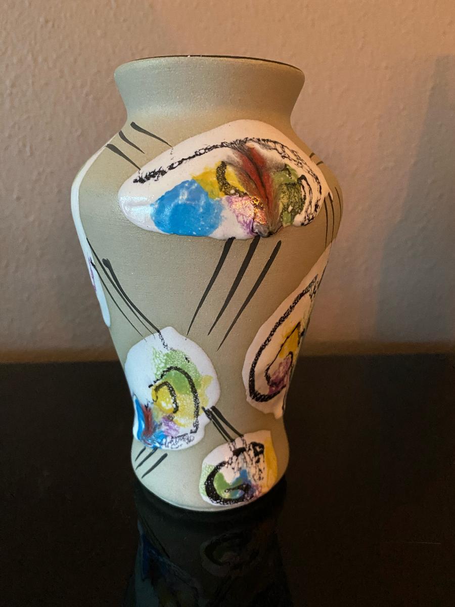 Beautiful vase from the Delhi range designed by Bodo Mans and produced by Bay Keramik in 1960. Beige matte glaze decorated with thick, glossy patches in various colors.