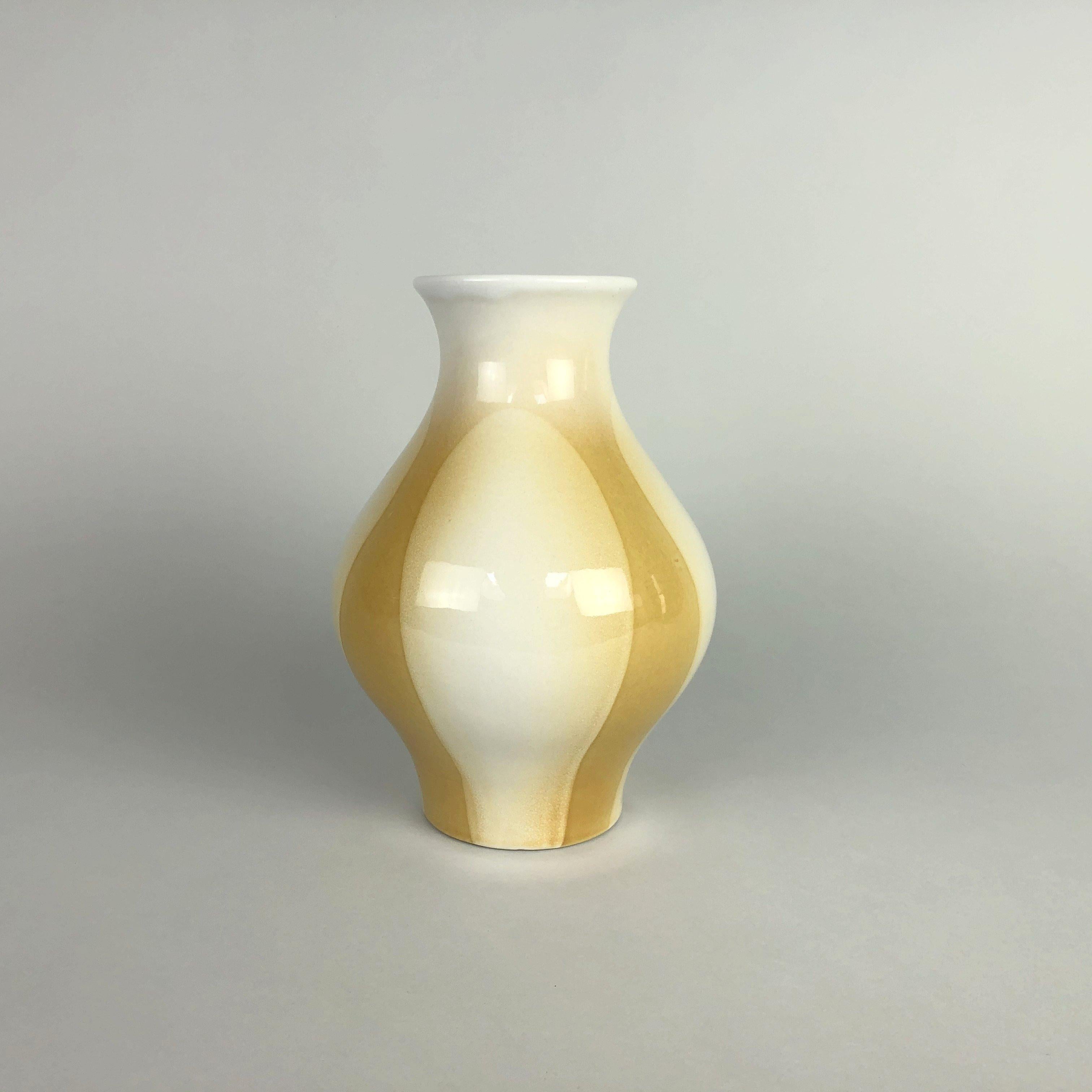 Vintage-Vase aus Keramik, hergestellt von Ditmar Urbach in der Tschechoslowakei im Jahr 1964. Sammlung Julie.