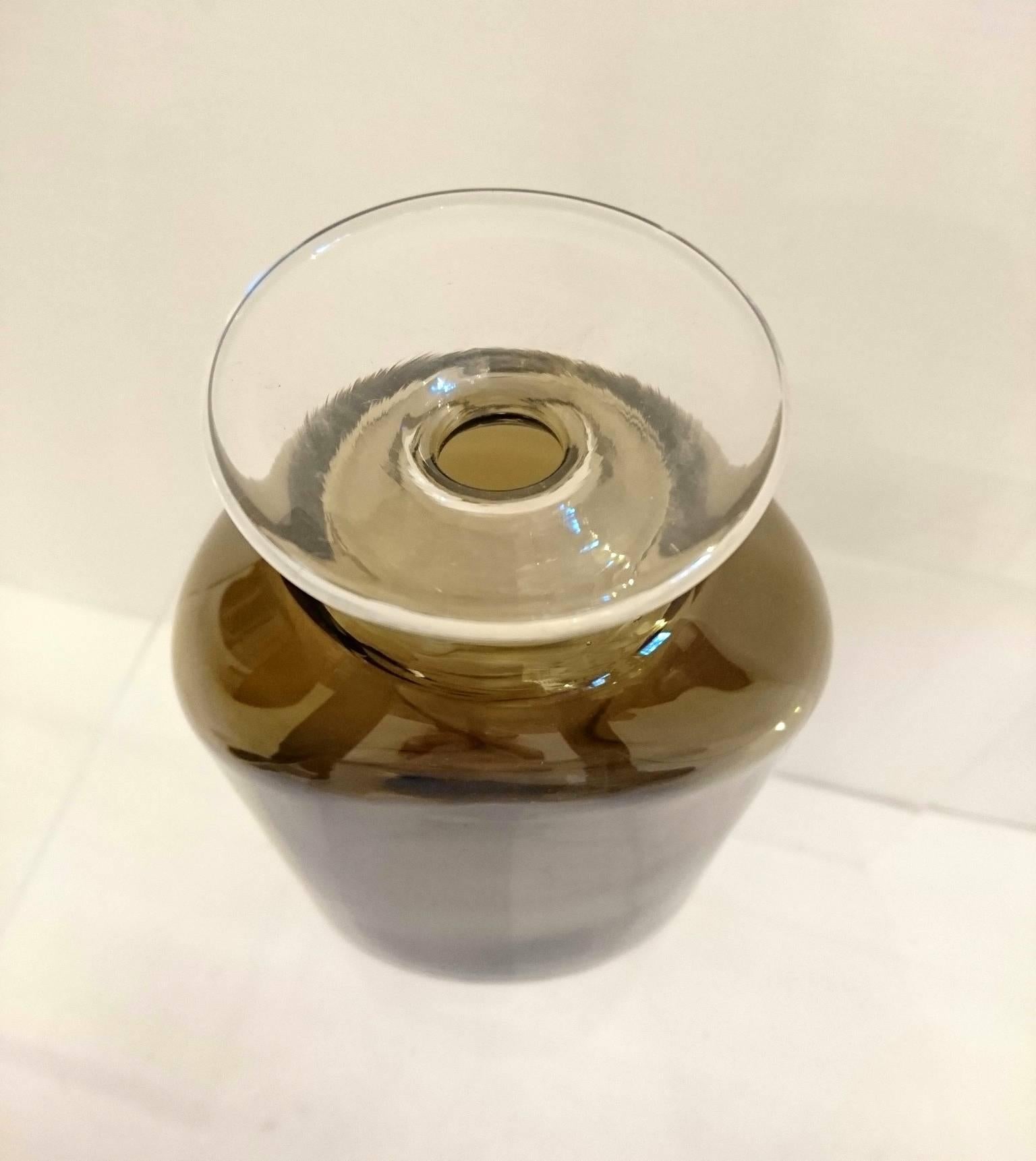 Vase soufflé à la main, conçu par Eva Englund pour le fabricant de verre Pukeberg, en Suède, en verre fumé foncé qui entoure le sommet en verre clair.