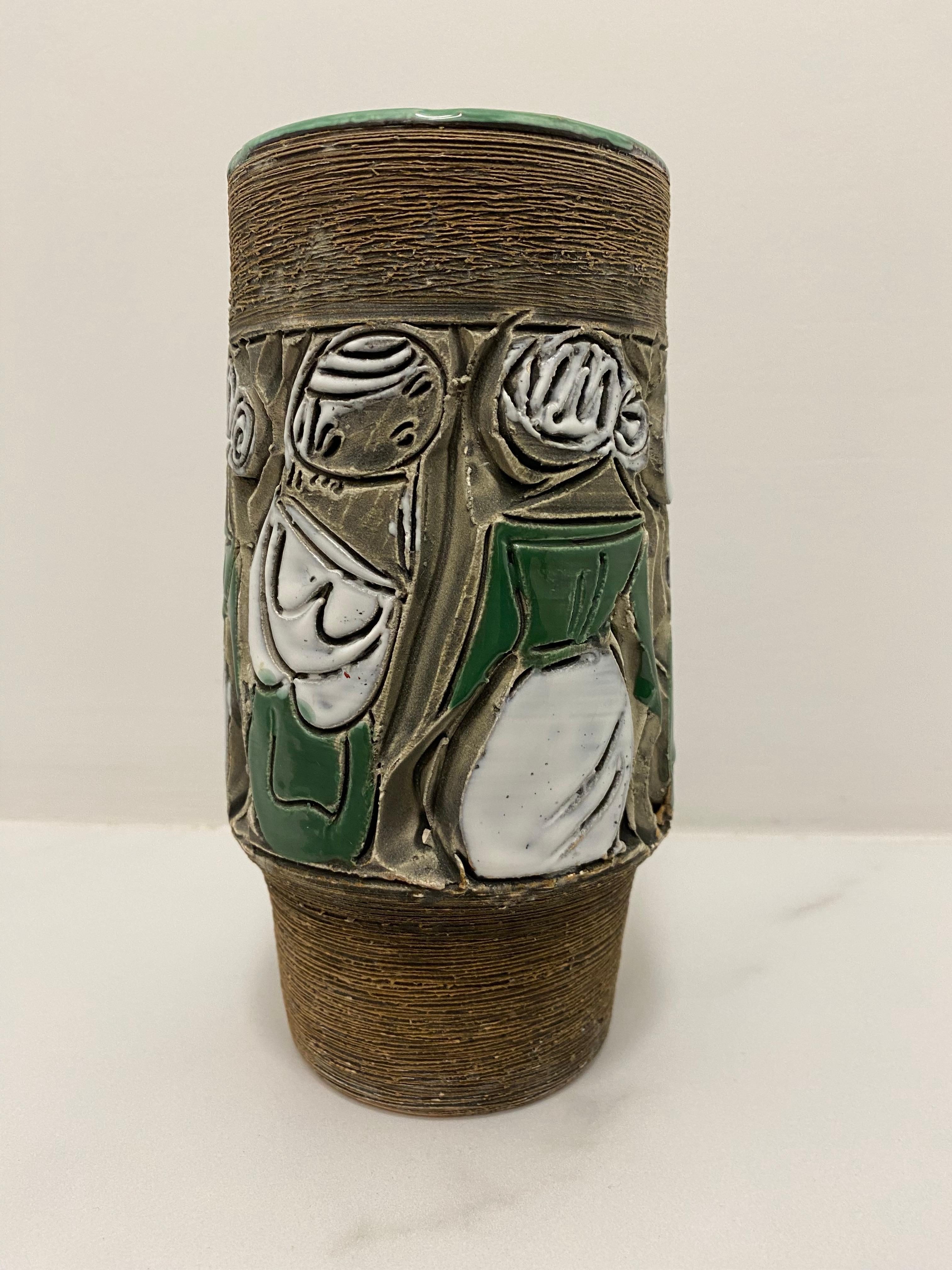 Splendido e vibrante, vaso con sgrafitto e motivo lucido colorato dipinto a mano. Sulla base è dipinta l'Italia 8614.

Ceramiche Fratelli Fanciullacci: durante la prima metà del XX secolo l'azienda si è lentamente ramificata in un ricco repertorio