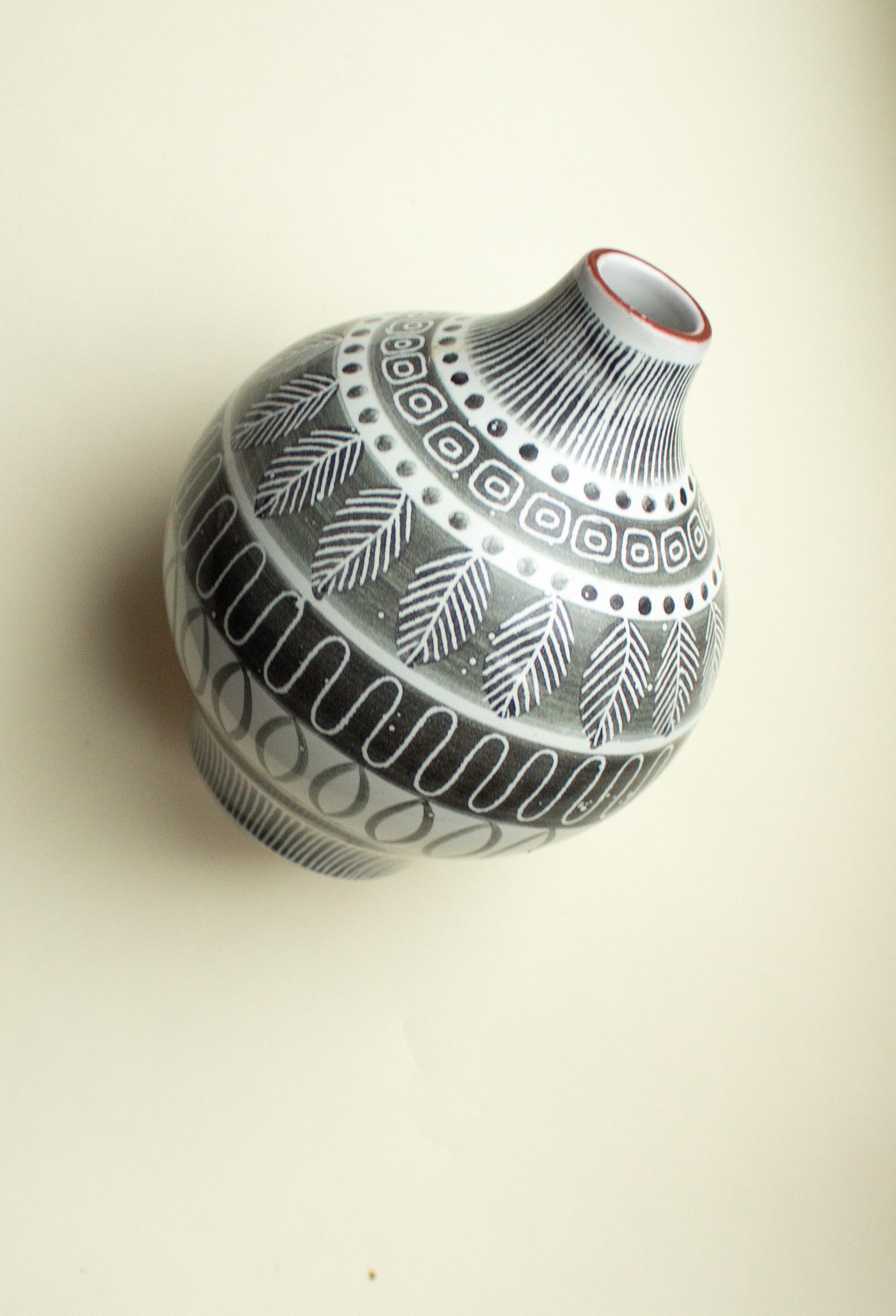 Vase aus der Jahrhundertmitte, entworfen von Ingrid Atterberg, hergestellt in Upsala-Ekeby, Schweden, 1950er Jahre. Eingedrückt 
