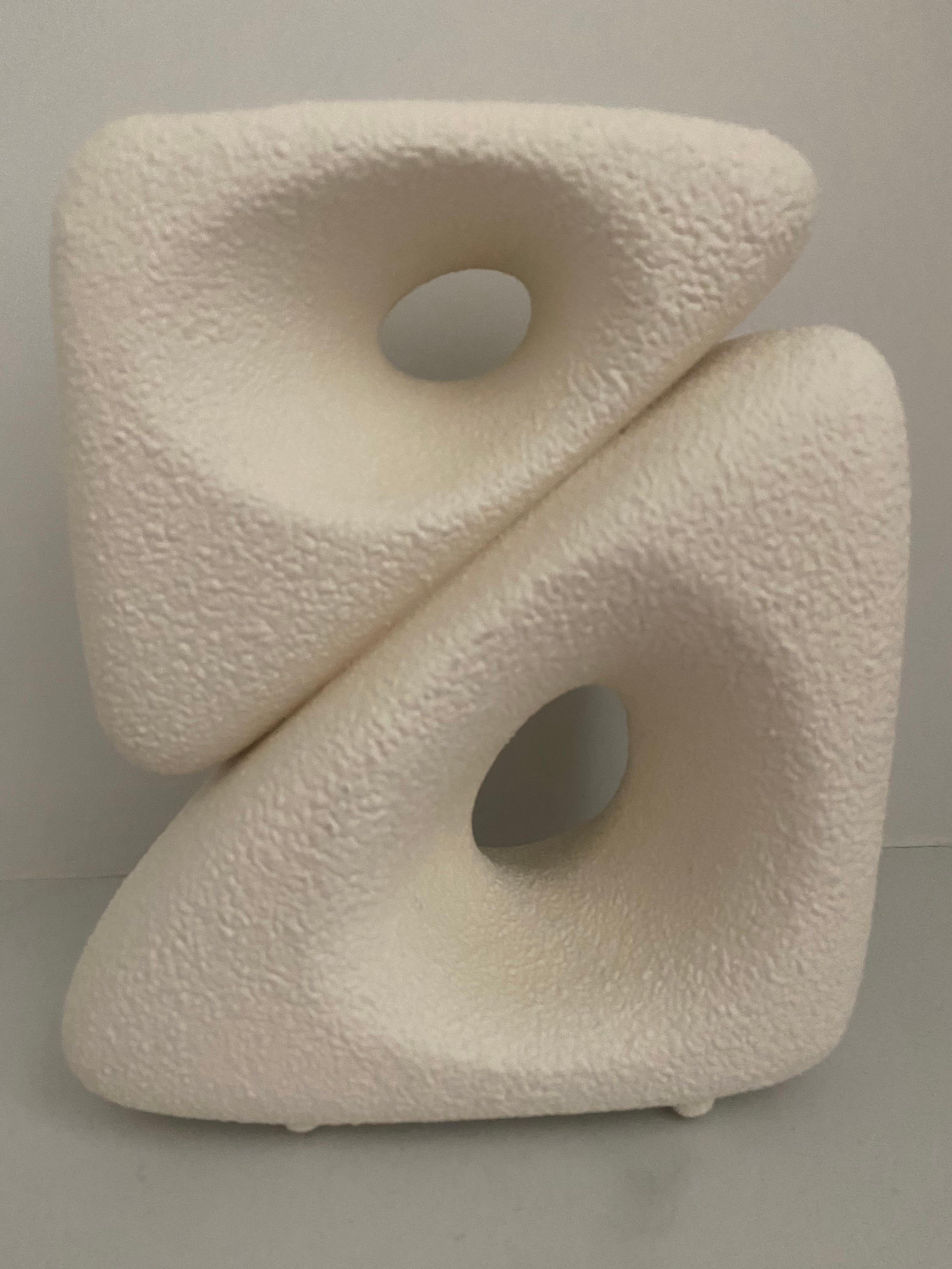 Impresionante jarrón escultórico de mediados de siglo con textura granulada blanca mate.