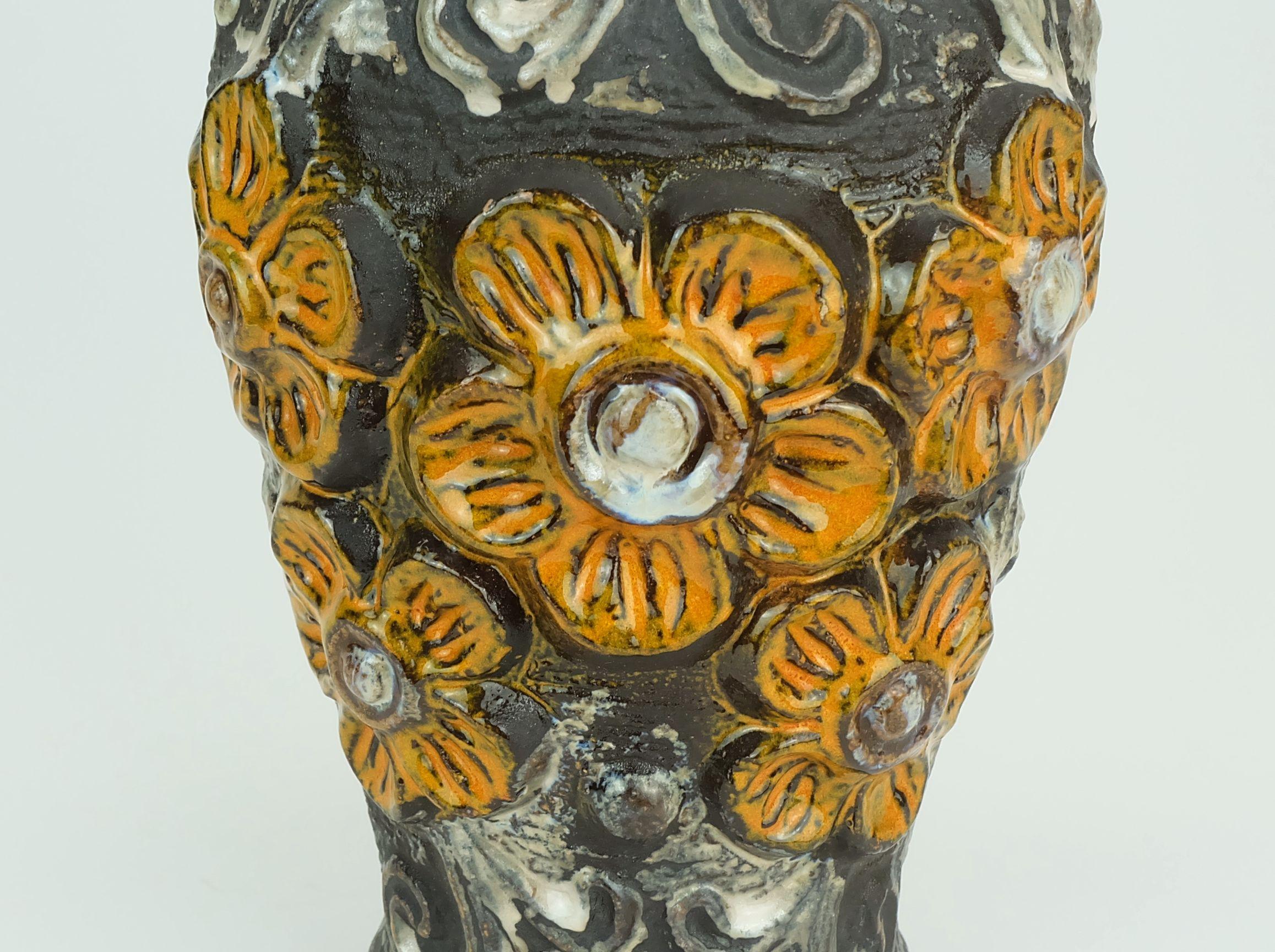 Bellissimo vaso in ceramica degli anni '60 prodotto da Carstens Toennishof, Germania occidentale. Modello 7161-30 con una splendida combinazione di motivi e smalti: Decorazioni floreali a rilievo in arancione combinate con decorazioni ornamentali in