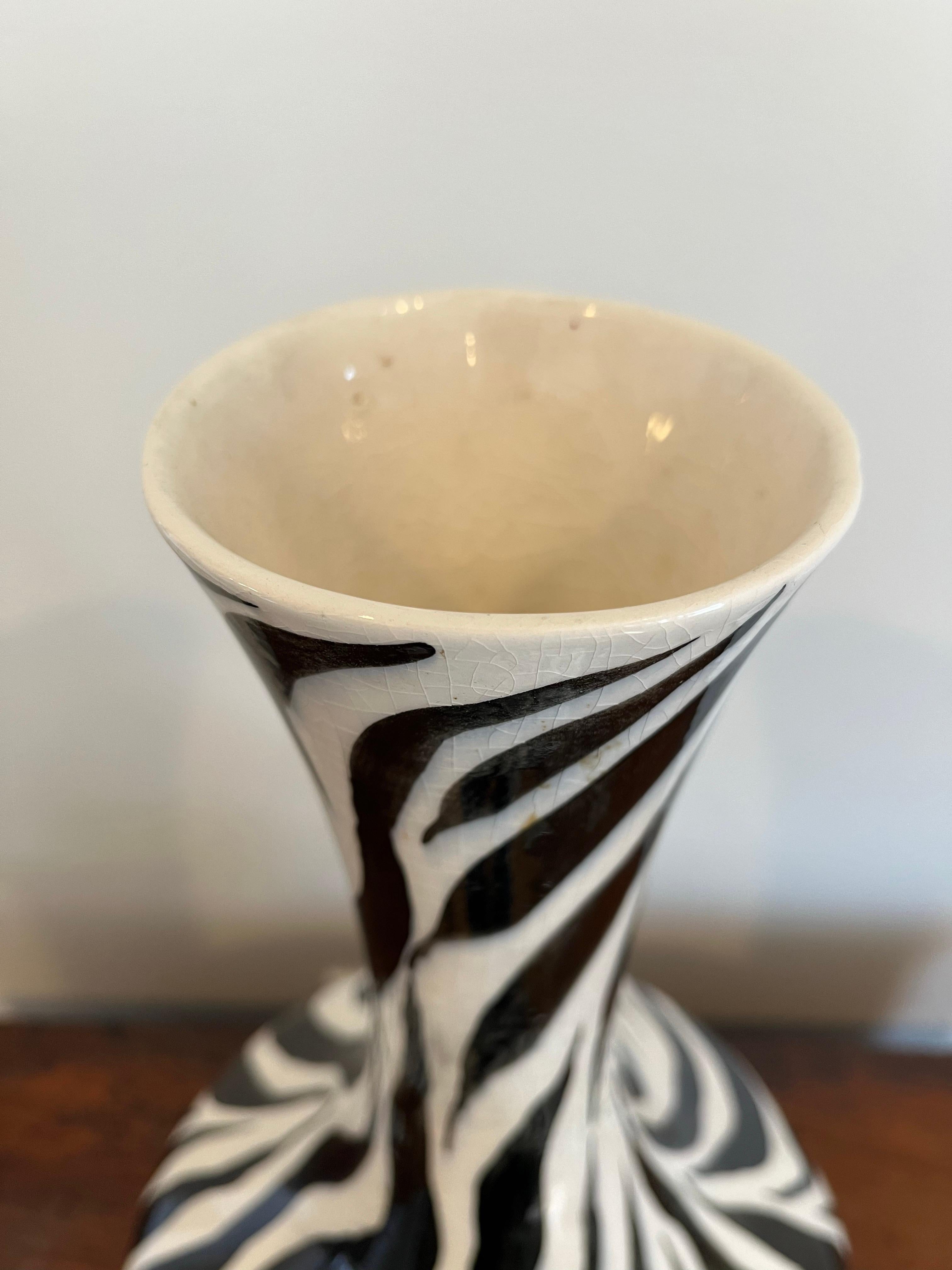 Bellissimo vaso Zebra con finitura in ceramica smaltata. Audace design zebrato con grandi proporzioni. 