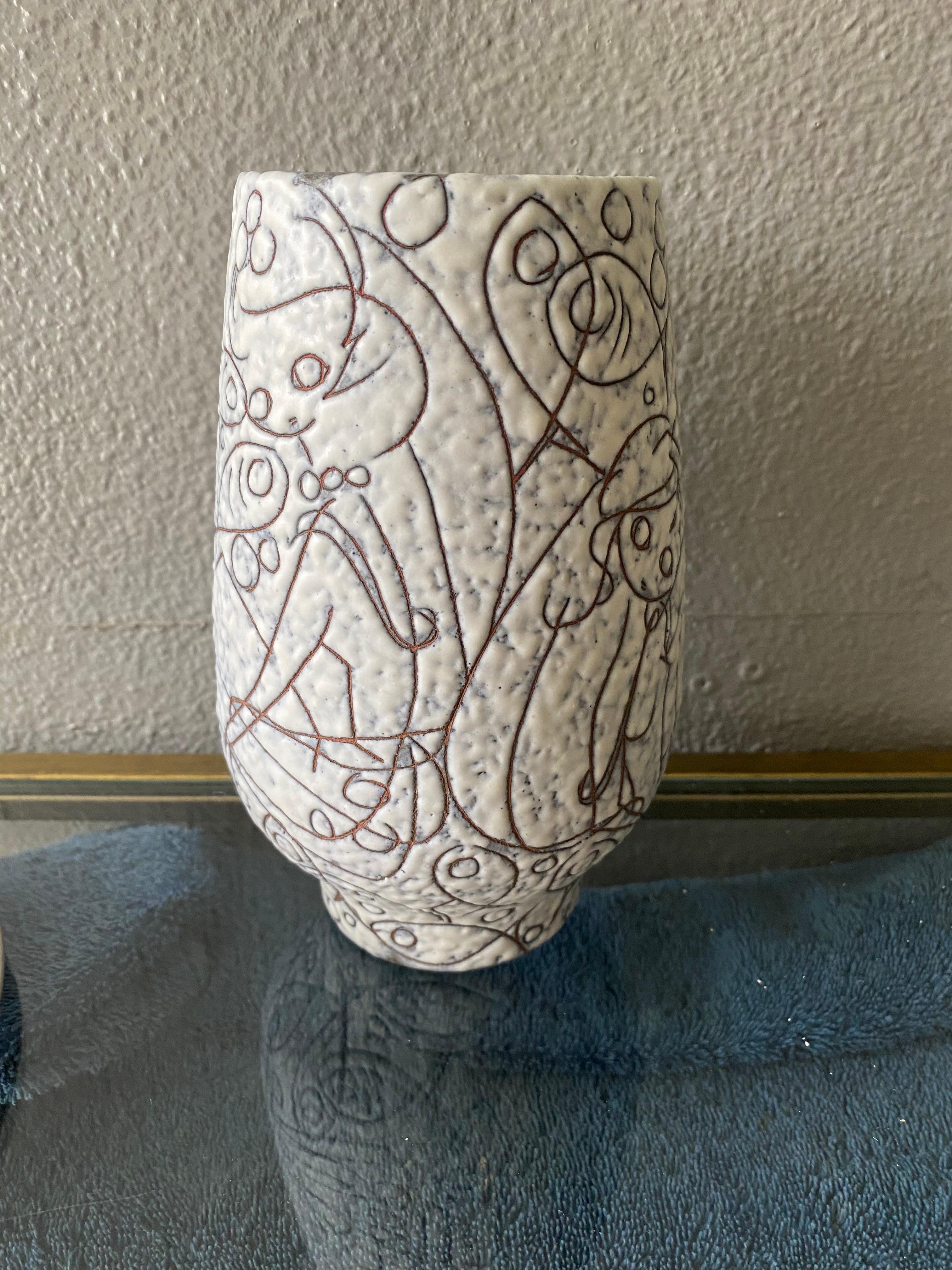 Magnifique et rare vase de Adele Bolz pour Ruscha Keramik. Le décor 