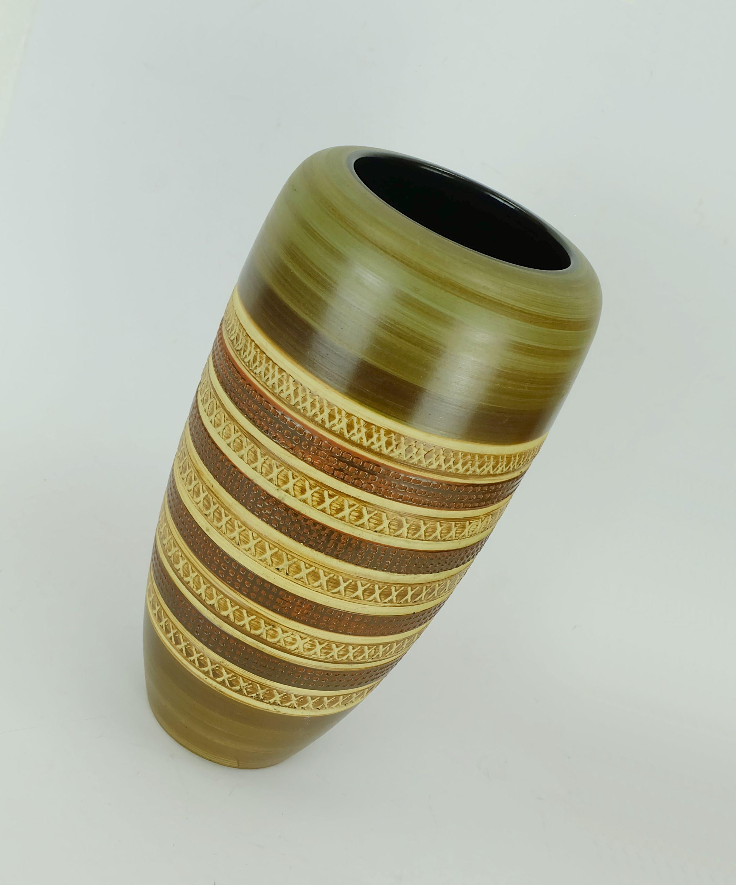 Vaso di metà secolo prodotto da Duemler & Breiden tra gli anni '50 e '60. Decorazioni a graffito in diverse tonalità di verde, beige e ruggine. Marcato in basso 166 30 Germania. 

Disponibile anche con un modello diverso.
 
Altezza 11 4/5