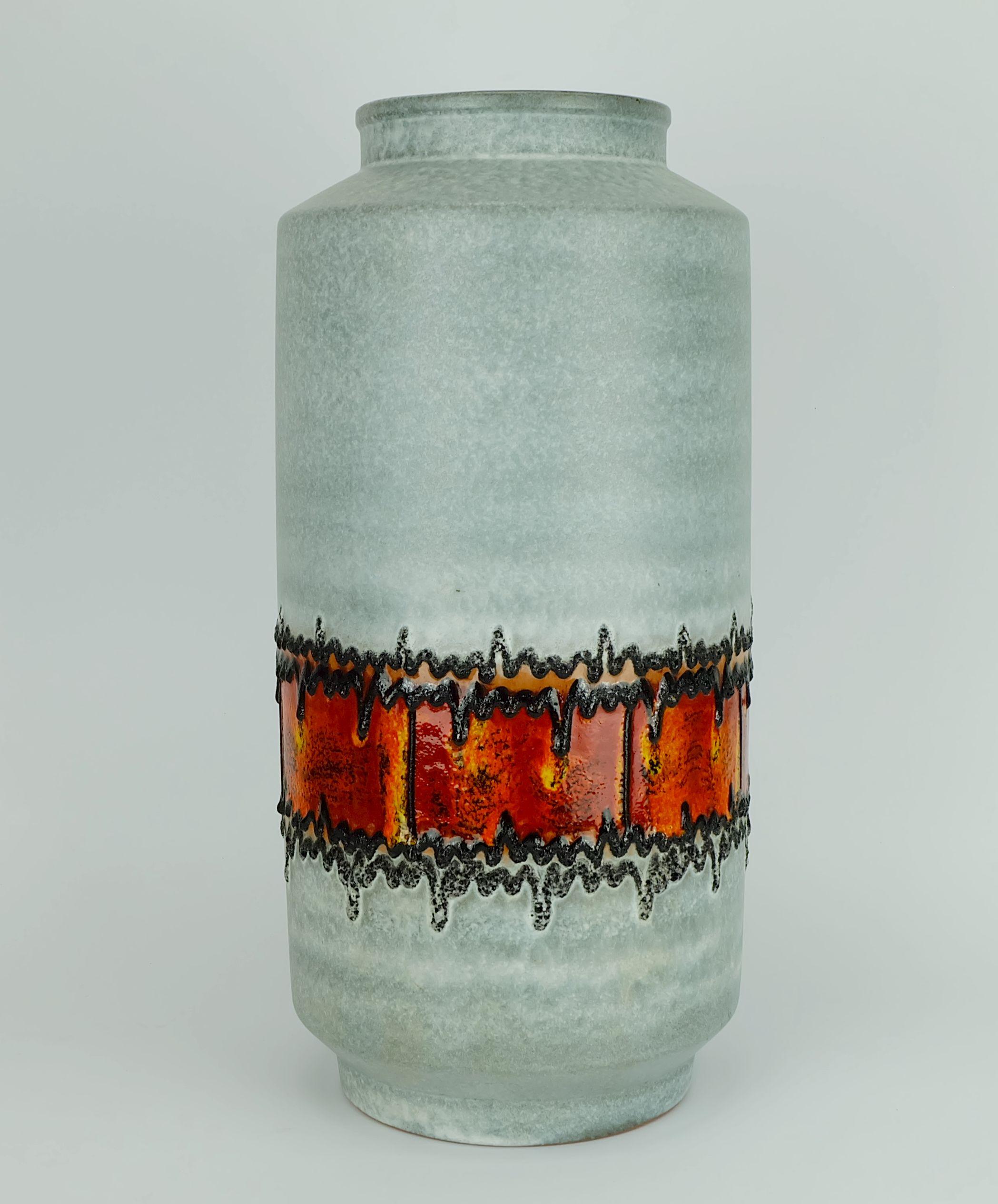 Bellissimo vaso da terra in stile prodotto da Carstens Keramik negli anni '60. Model No. 1264-45 in grigio pietra opaco combinato con rosso e arancio lucidi e smalto nero di lava grassa. 

Altezza 17 3/4