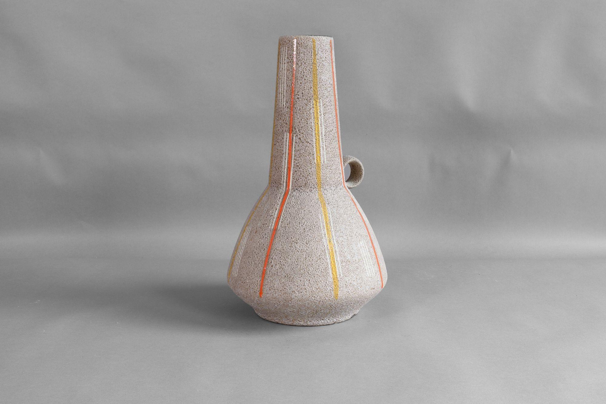 Große Vase aus westdeutschem Steingut.
Circa 1970.
H 40cm x B 22cm x T 22cm