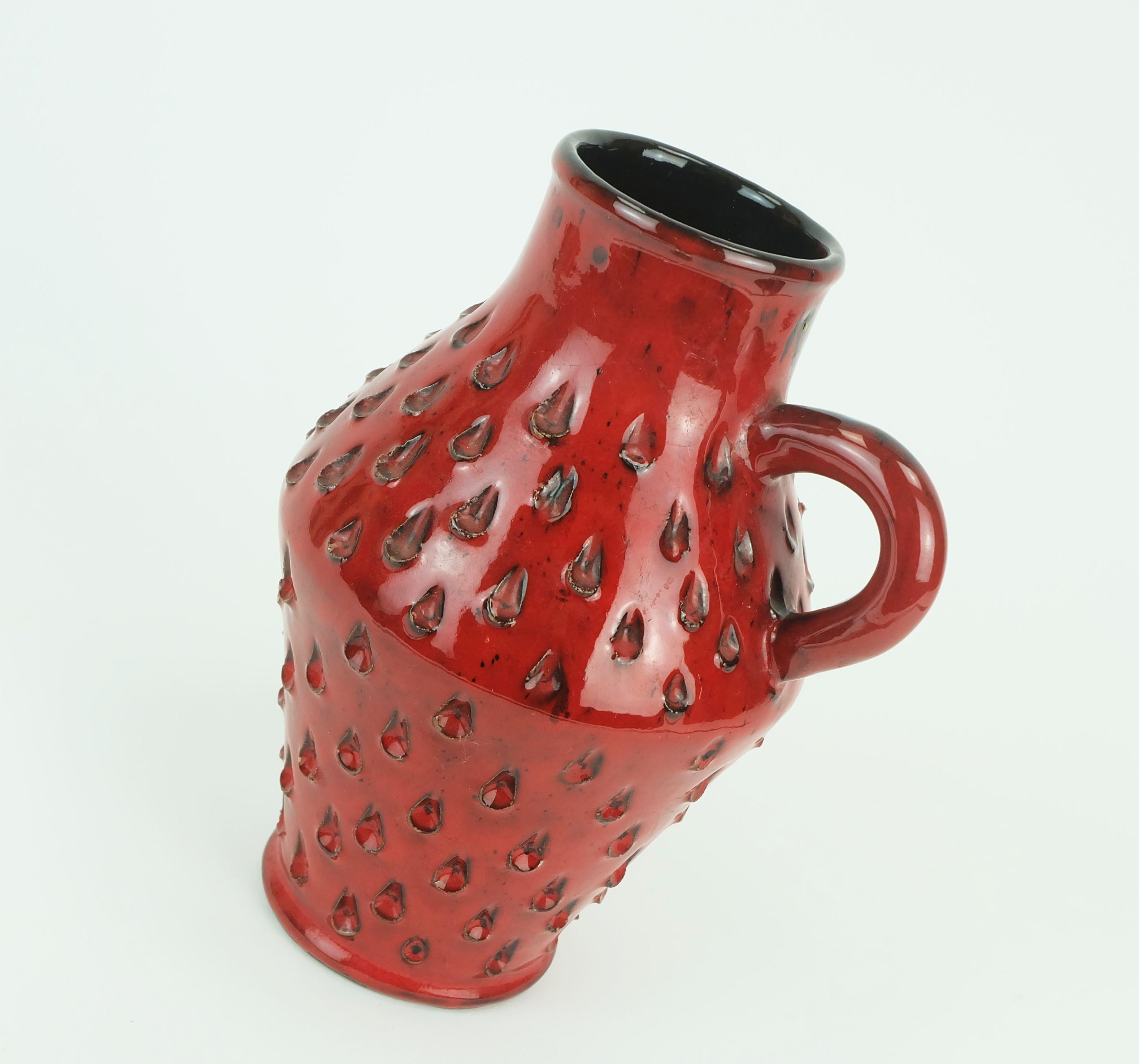 Bellissimo vaso in ceramica vintage degli anni '60-'70 dei Fratelli Fanciullacci (attr.). Decoro Sgraffito 'fragola' in rosso lucido. Contrassegnato in basso. 

Dimensioni in cm:
Altezza 20,5 cm, larghezza 15 cm.

Dimensioni in pollici: 
Altezza
