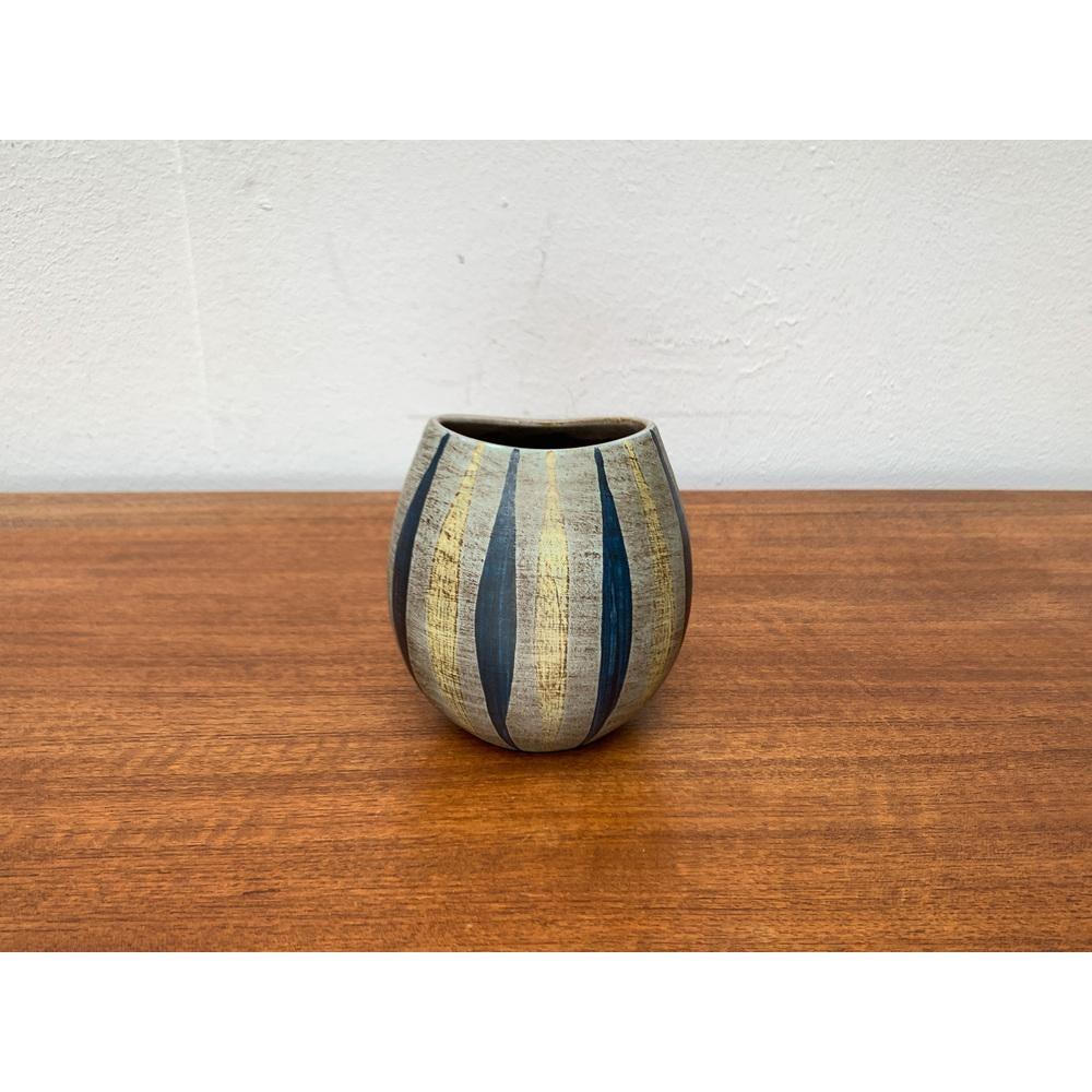 Vaso di metà secolo di Dümler & Breiden, anni '60, in ottime condizioni. Progettato tra il 1960 e il 1969 Questo pezzo ha un marchio di attribuzione.

Informazioni aggiuntive:
Materiali: Ceramica
Colore: Beige
Stili: Medioevo Moderno
Paese di
