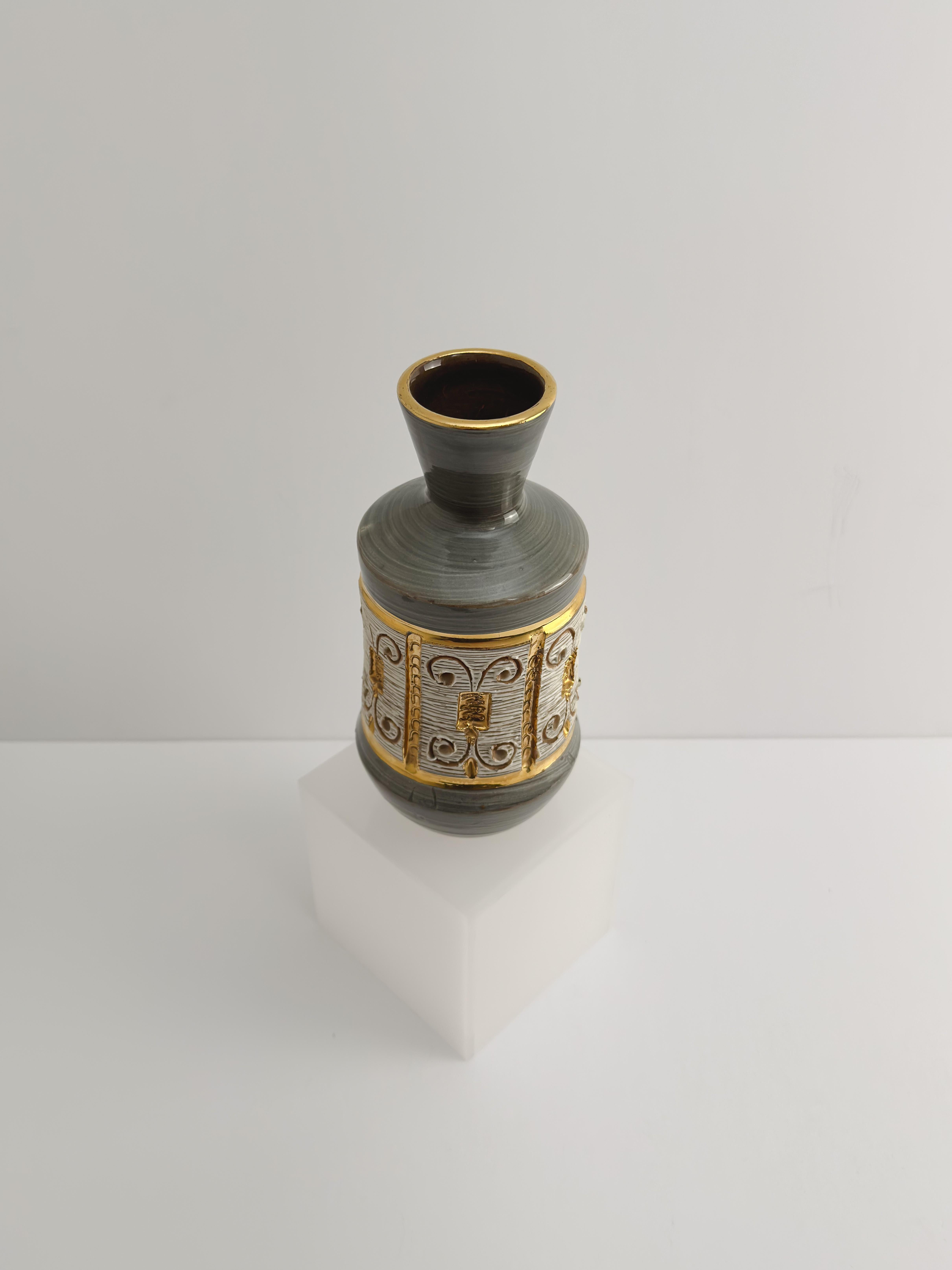 Questo piccolo vaso in ceramica sgraffita grigia e oro è stato realizzato dai Fratelli Fanciullacci nell'Italia degli anni Cinquanta. Caratterizzato da uno smalto grigio intenso e lucido con una texture striata applicata a mano, questo pezzo
