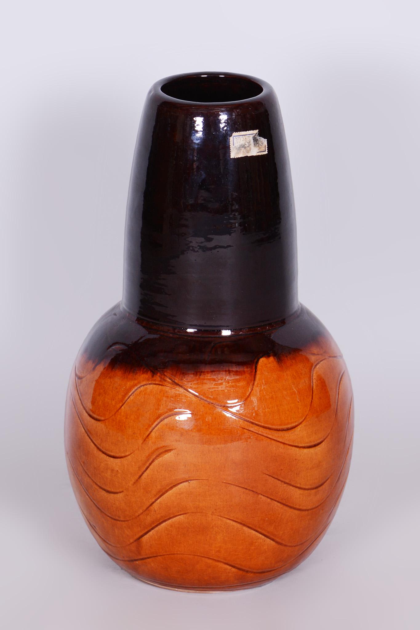Original midcentury vase. Well-preserved condition.

Period: 1950-1959
Source: Czechia
Material: glazed ceramics.
 