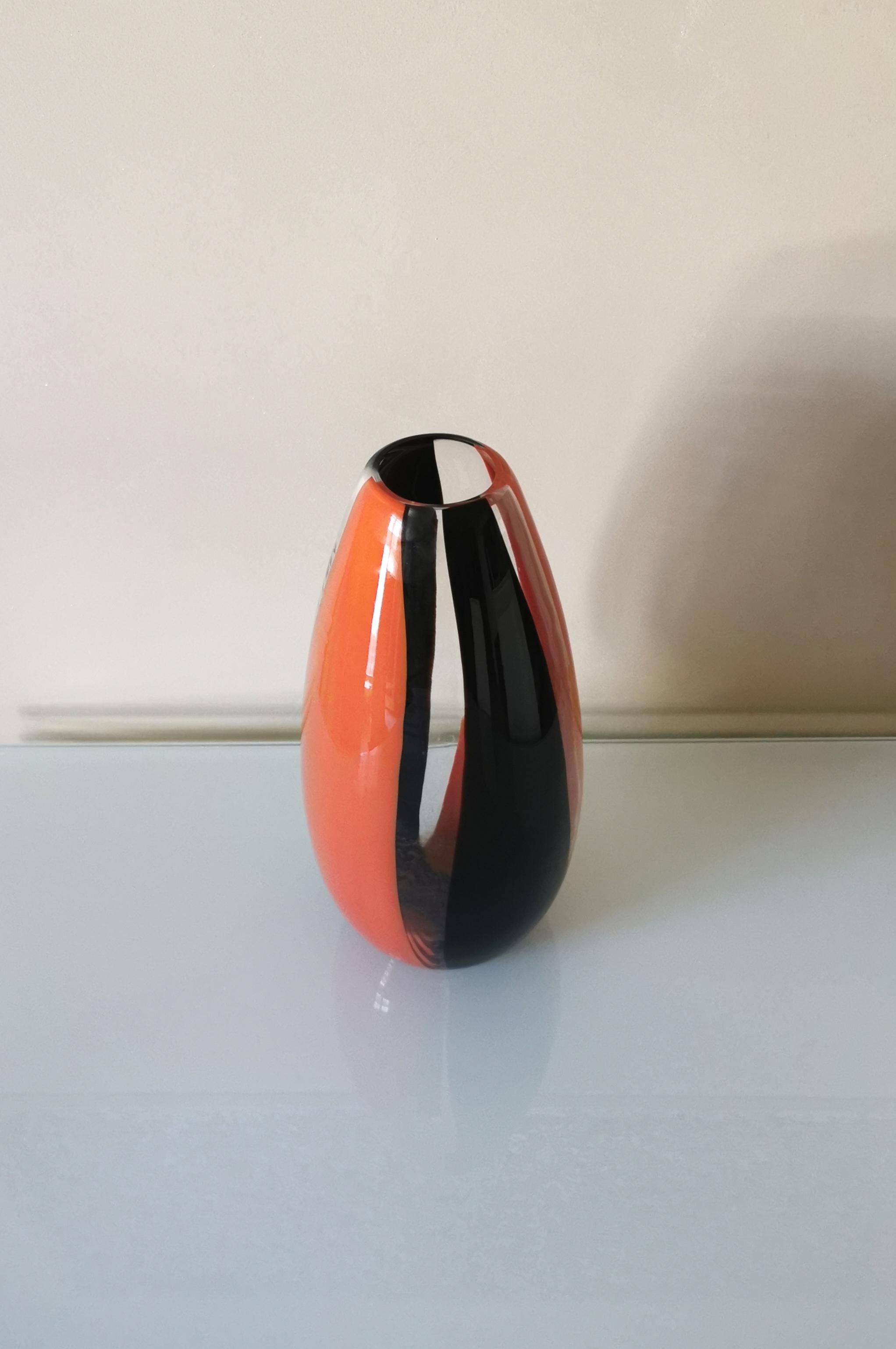 Mid Century Murano Glass Orange Black Vase by Carlo Moretti Italian Design 1980s In Good Condition In Palermo, IT