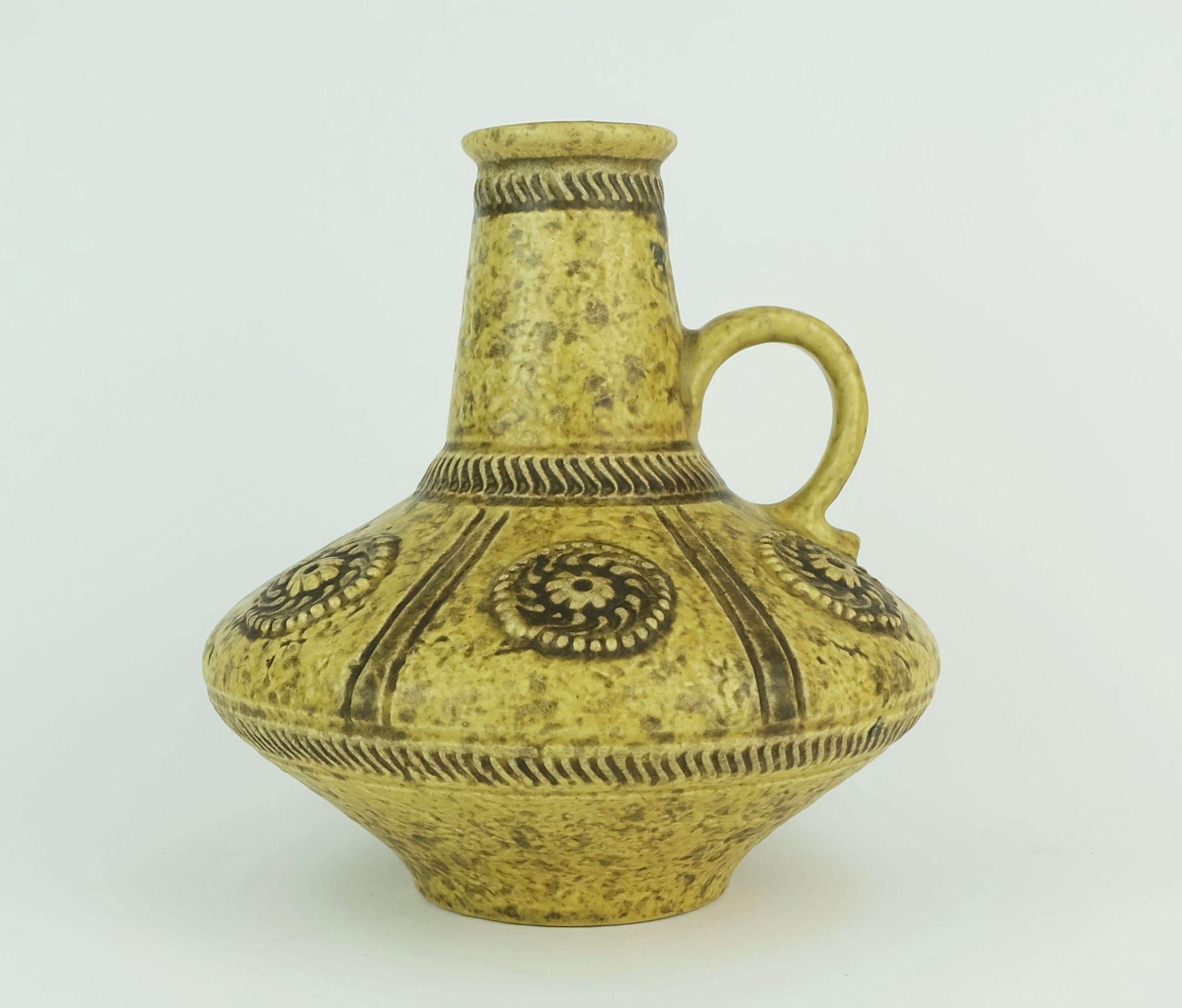 Mid-Century moderno VASO di metà secolo Jasba modello 1648 20 decoro a rilievo smalto giallo e marrone 1960 in vendita