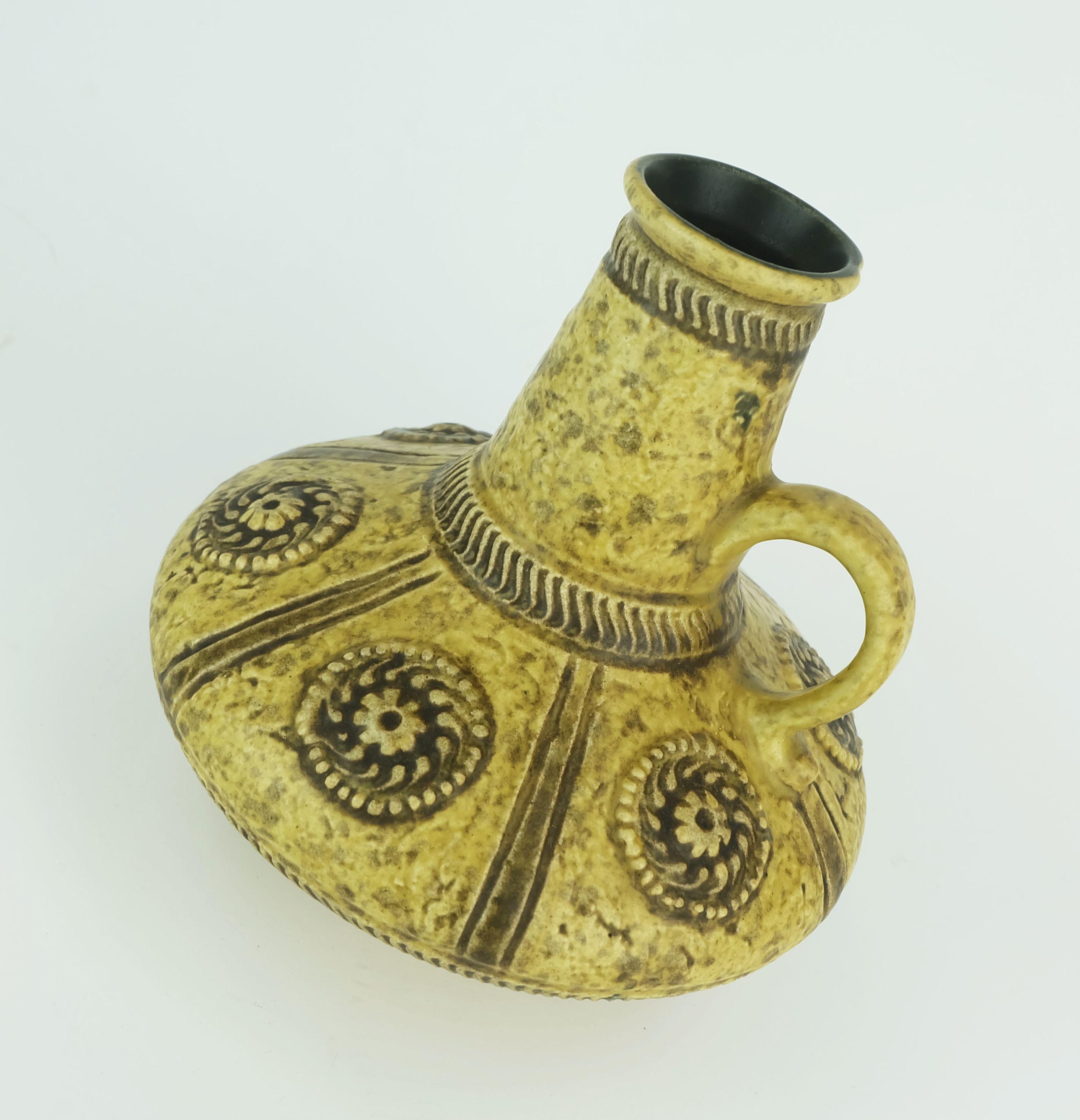Tedesco VASO di metà secolo Jasba modello 1648 20 decoro a rilievo smalto giallo e marrone 1960 in vendita