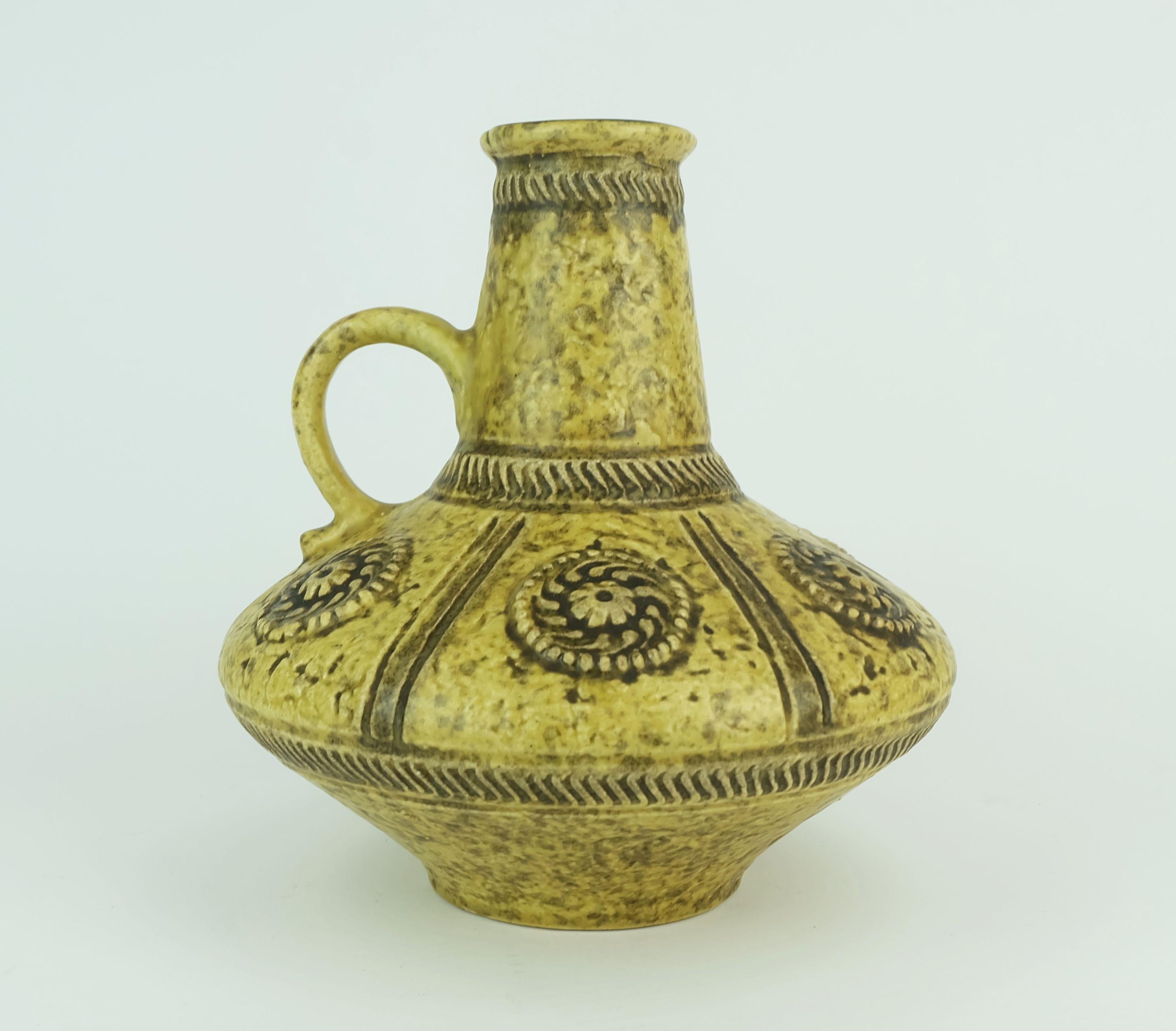 VASO di metà secolo Jasba modello 1648 20 decoro a rilievo smalto giallo e marrone 1960 In condizioni buone in vendita a Mannheim, DE