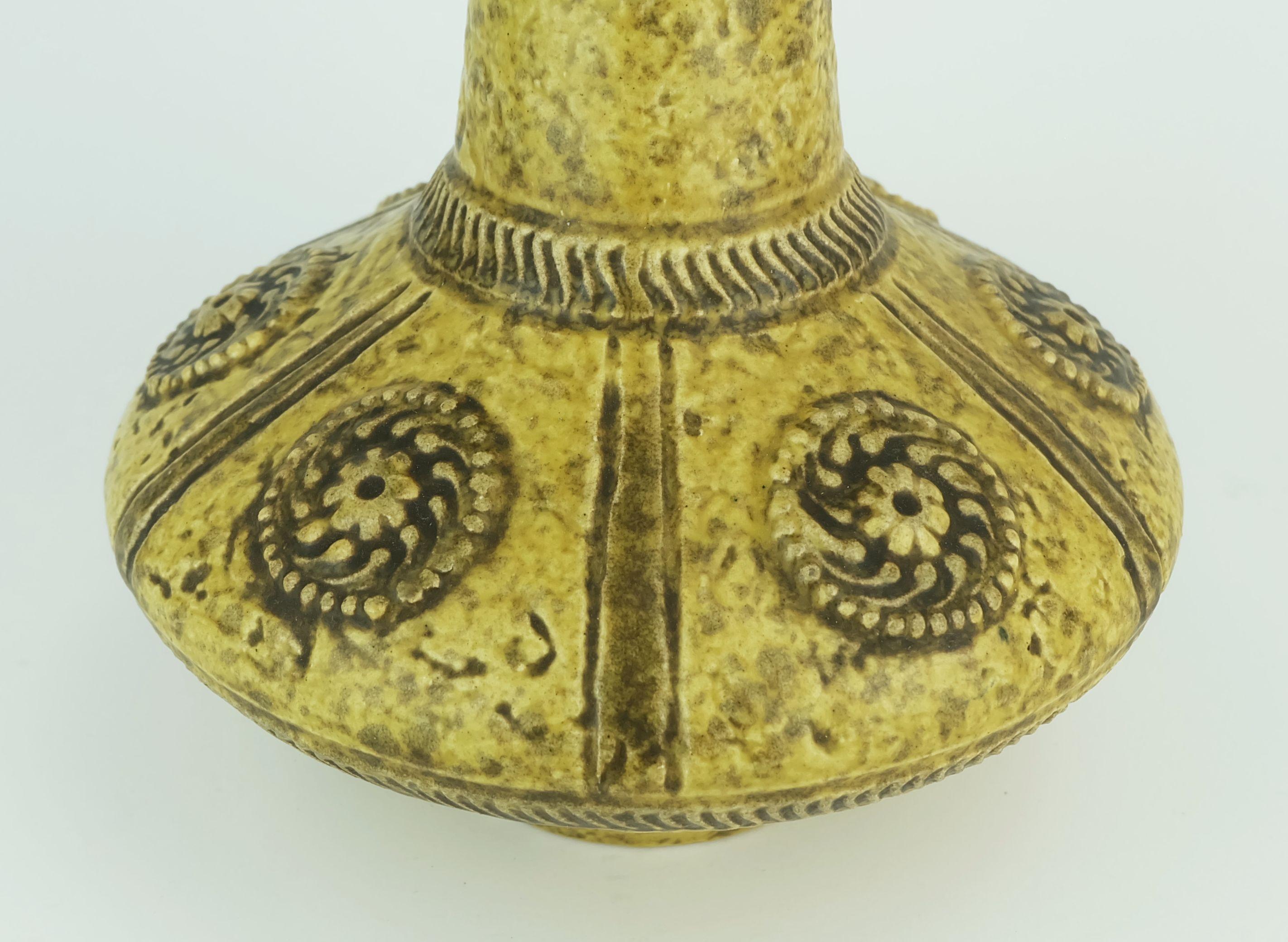 Metà XX secolo VASO di metà secolo Jasba modello 1648 20 decoro a rilievo smalto giallo e marrone 1960 in vendita