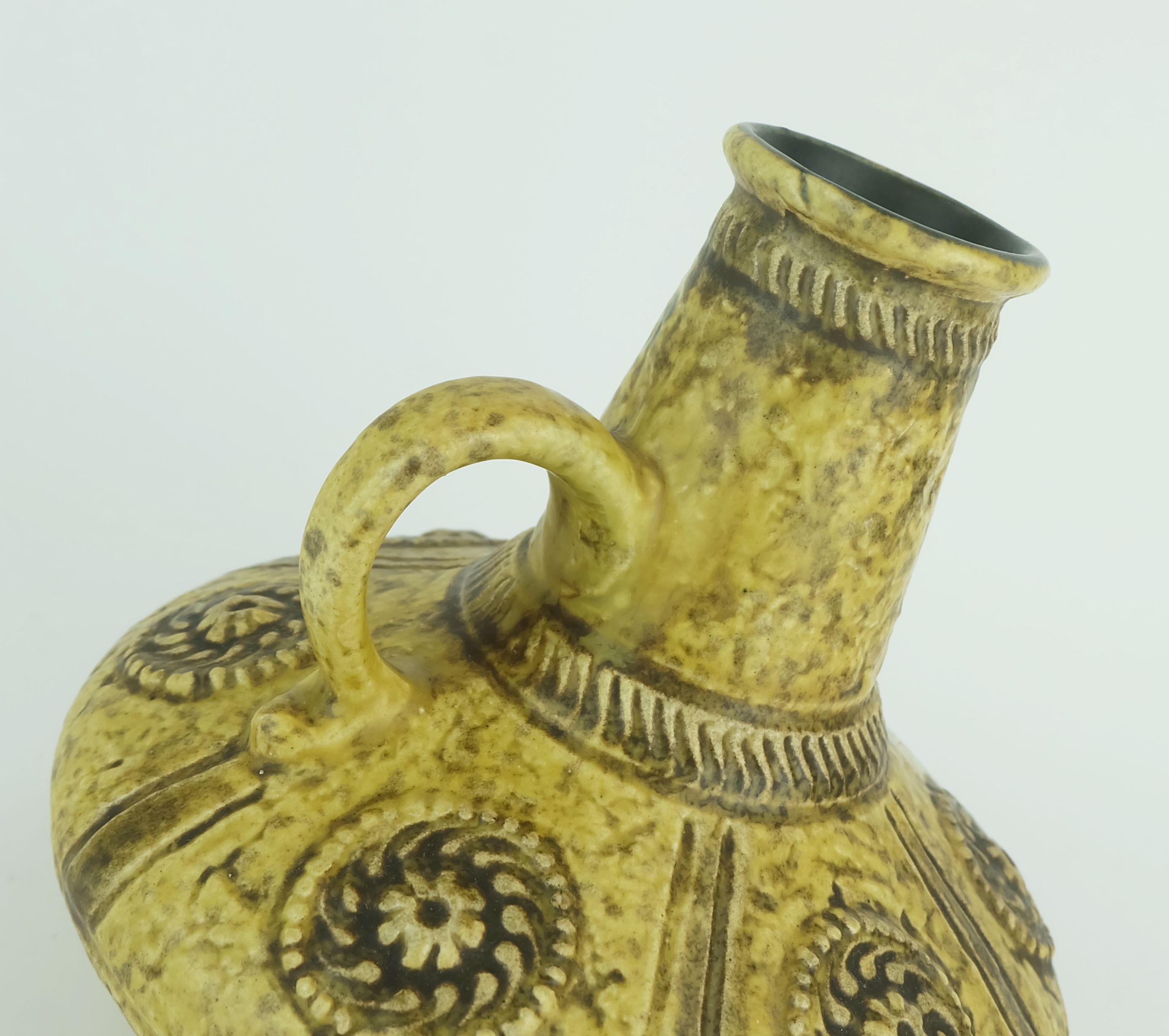 Ceramica VASO di metà secolo Jasba modello 1648 20 decoro a rilievo smalto giallo e marrone 1960 in vendita