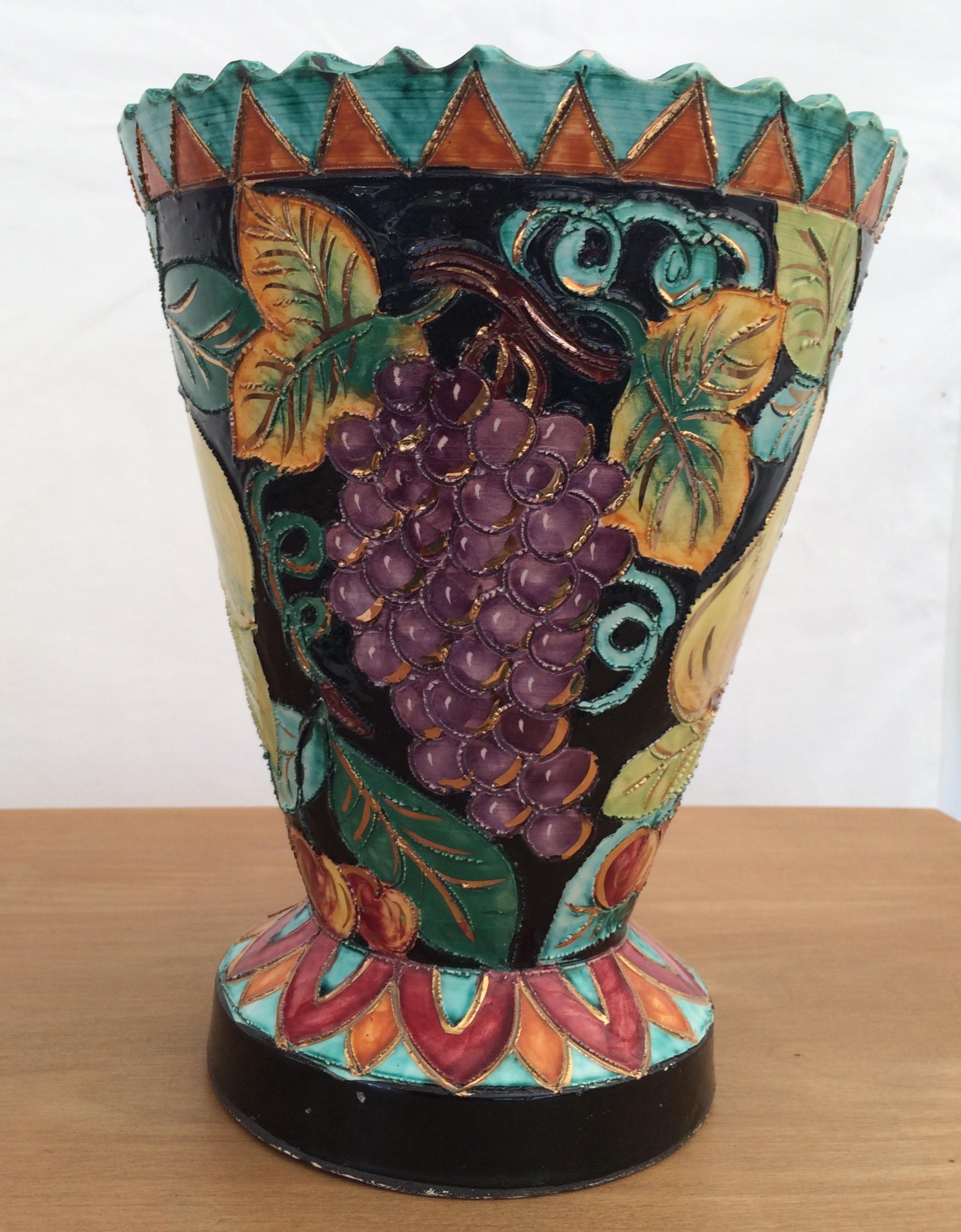 Un beau vase artisanal, peint à la main, de Ceramics of Monaco. 

Fabriqué dans l'une des nombreuses petites usines de céramique de la Principauté de Monaco. La région est célèbre depuis 1893 pour ses potiers. Mais c'est l'après-guerre, en 1946