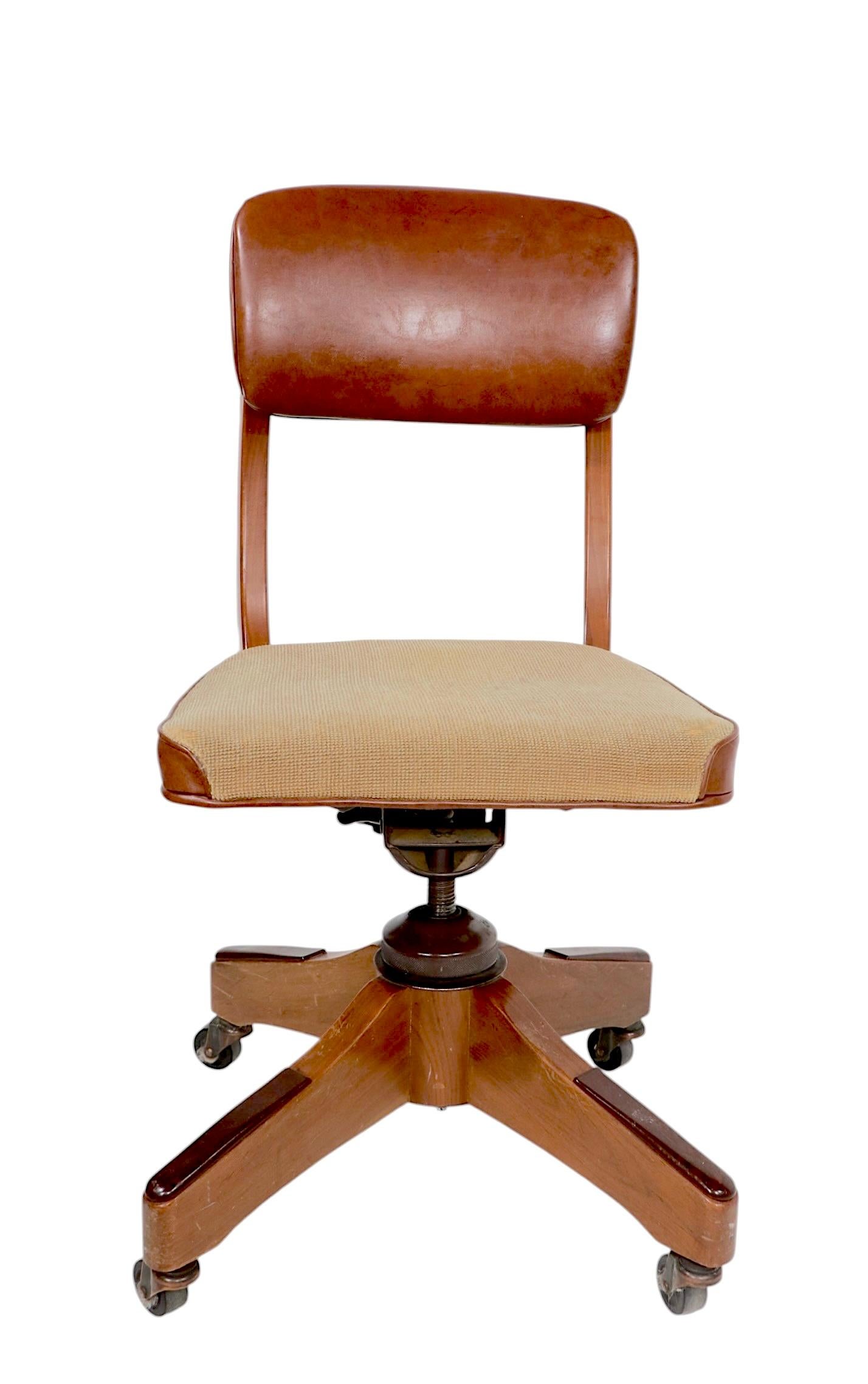 Mitte des Jahrhunderts  Vaughn Swivel Tilt  Schreibtischstuhl (amerikanisch) im Angebot
