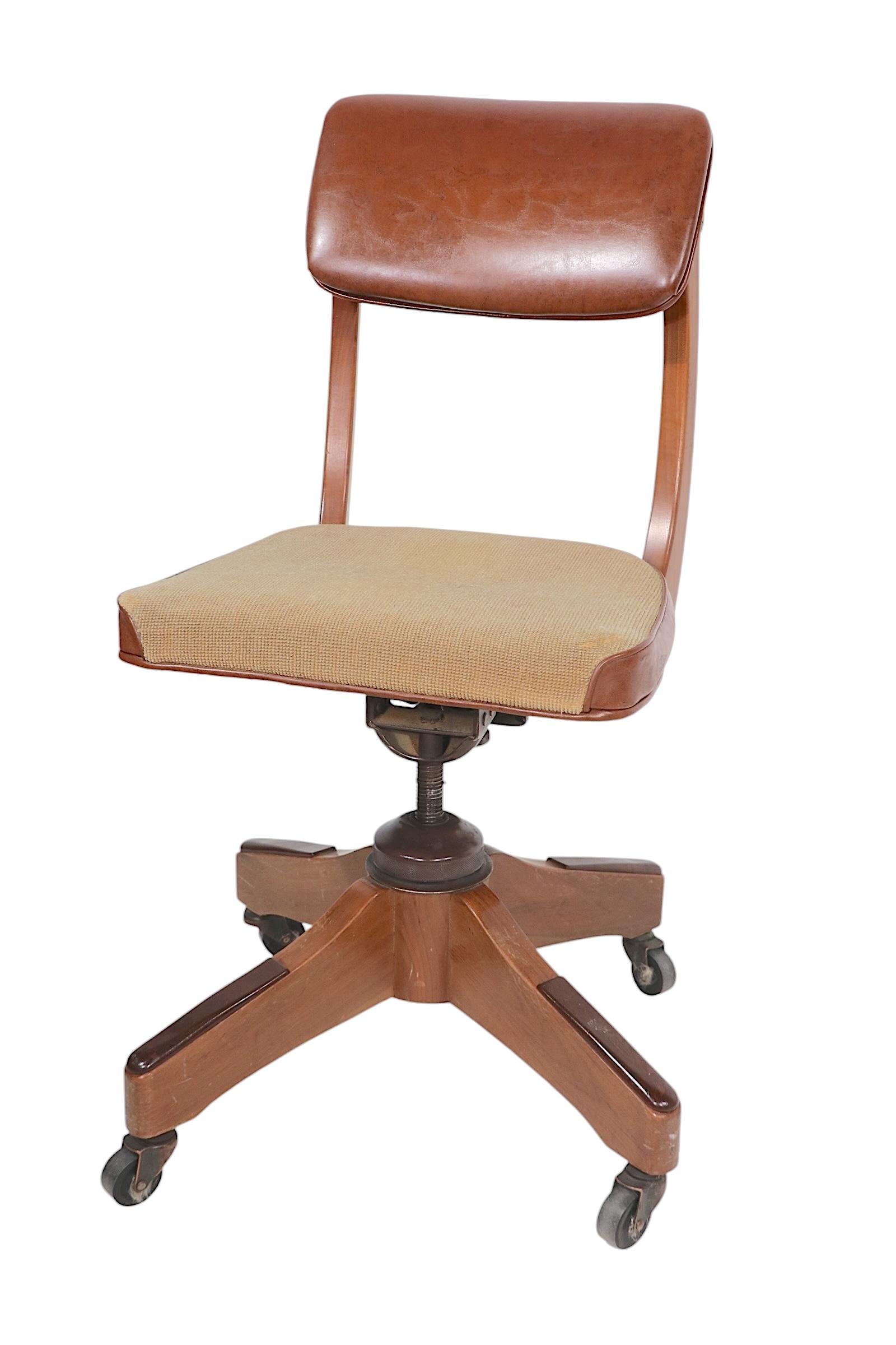 Mitte des Jahrhunderts  Vaughn Swivel Tilt  Schreibtischstuhl (Polster) im Angebot