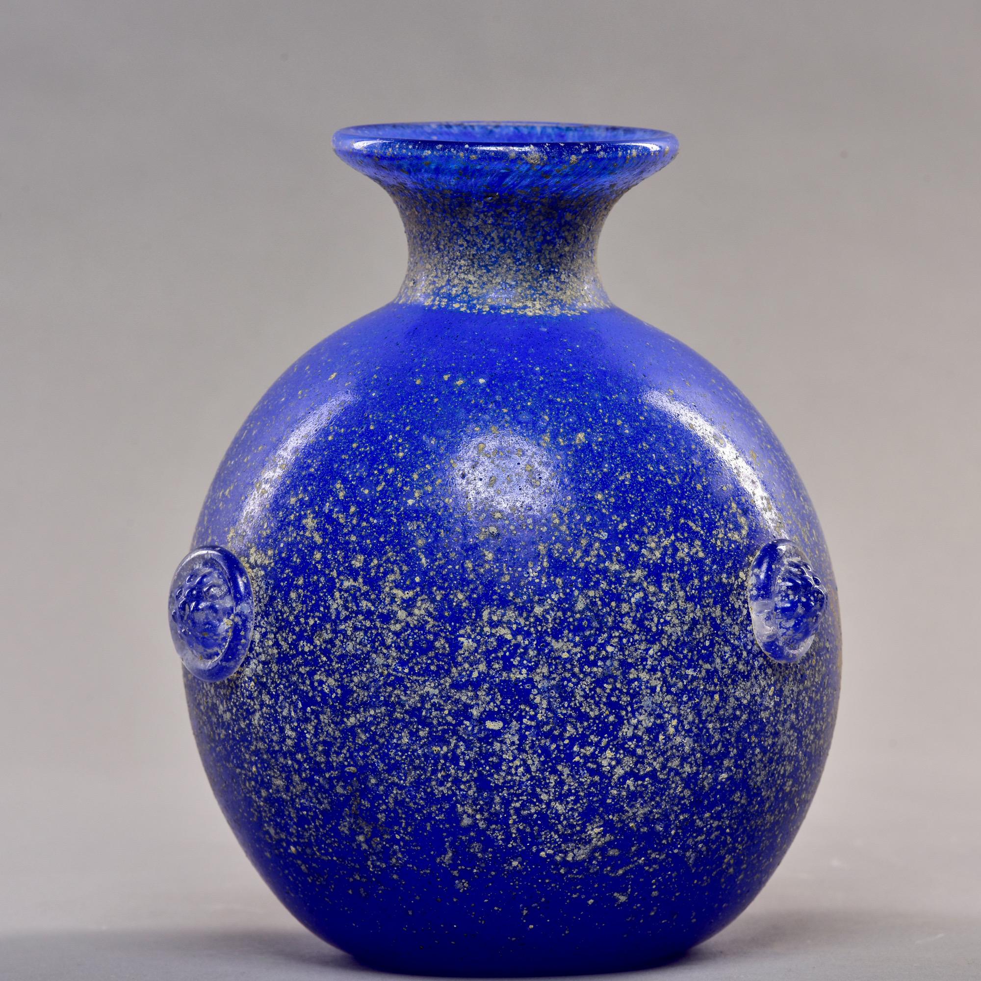 CIRCA 1980er Jahre Scavo Stil Murano Glas Kugel Vase in kobaltblau von Vecchia. Mit ausgestellter Lippe und applizierten Medaillons akzentuiert. Original-Hersteller-Dokument enthalten. Keine Mängel gefunden.