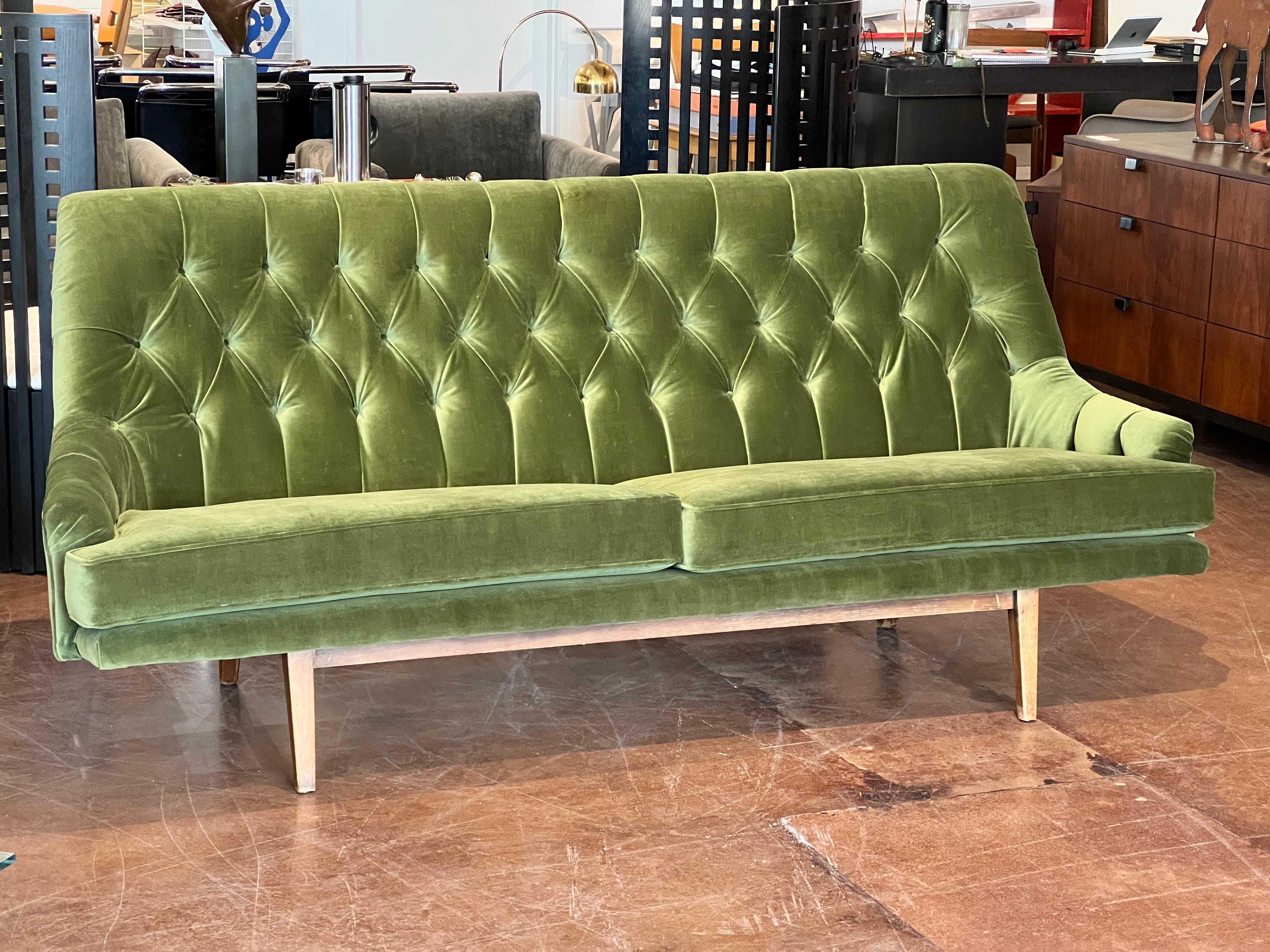 Ce canapé à haut dossier est une parfaite fusion entre les styles moderne et victorien du milieu du siècle dernier. Revêtu d'un luxueux velours vert avec des détails tuftés classiques, il offre à la fois un attrait visuel et un soutien confortable.