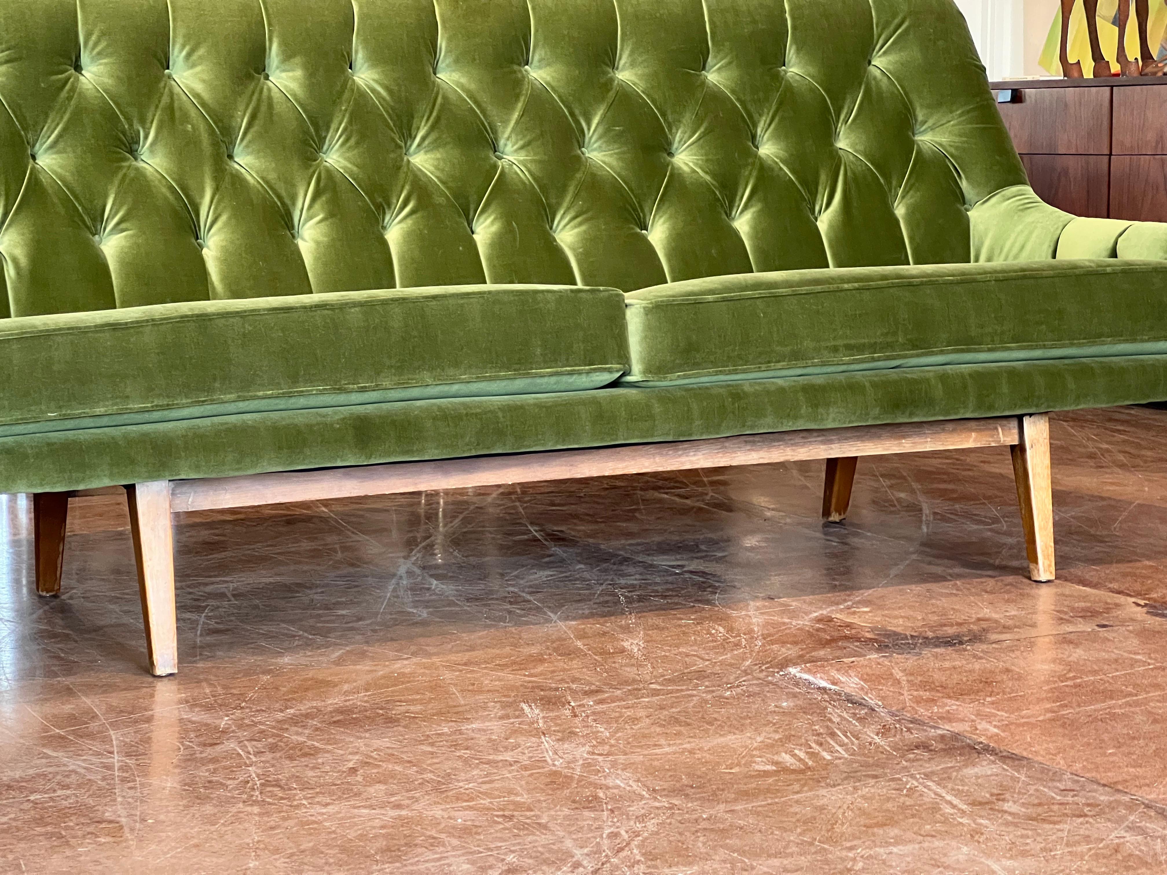 Mid-Century Modern Canapé à haut dossier en velours vert du milieu du siècle en vente