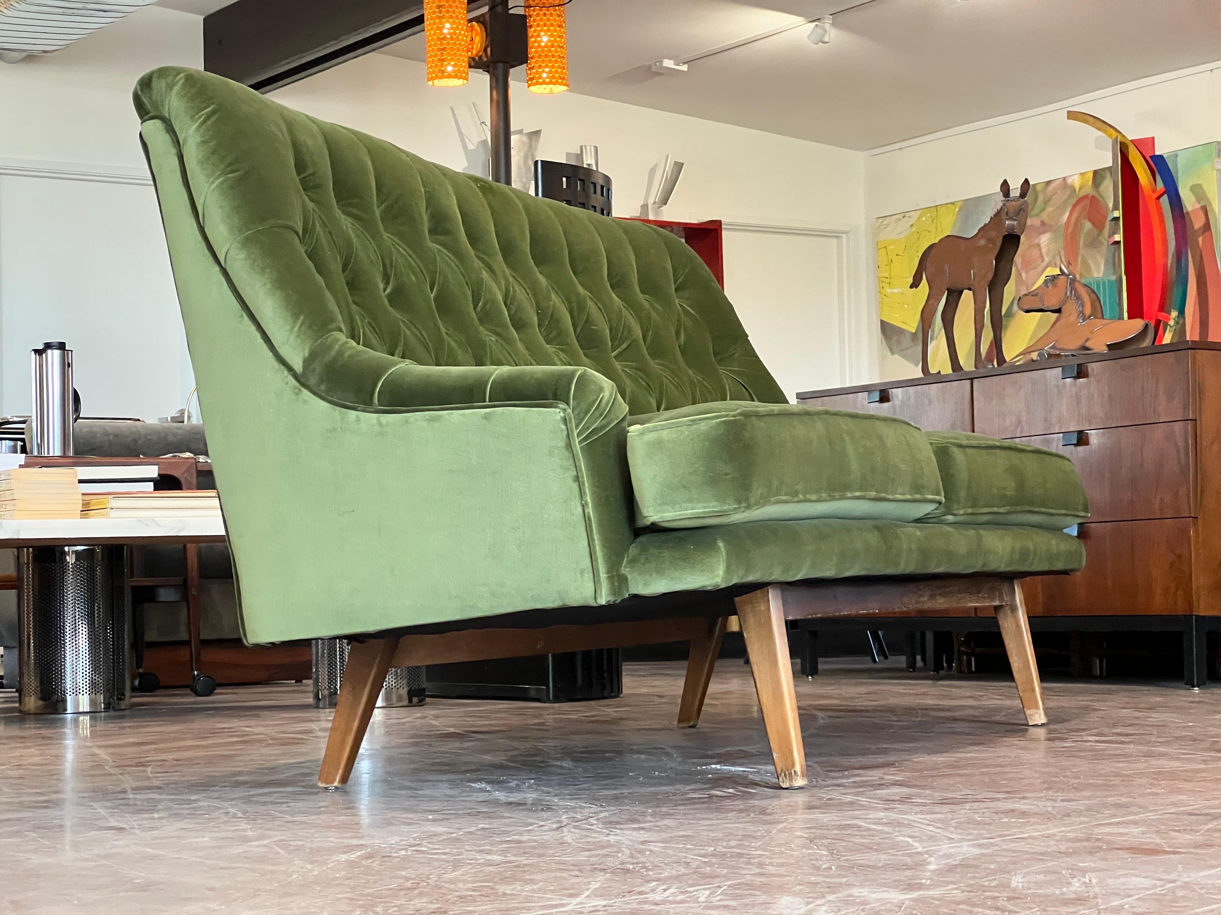 Velours Canapé à haut dossier en velours vert du milieu du siècle en vente