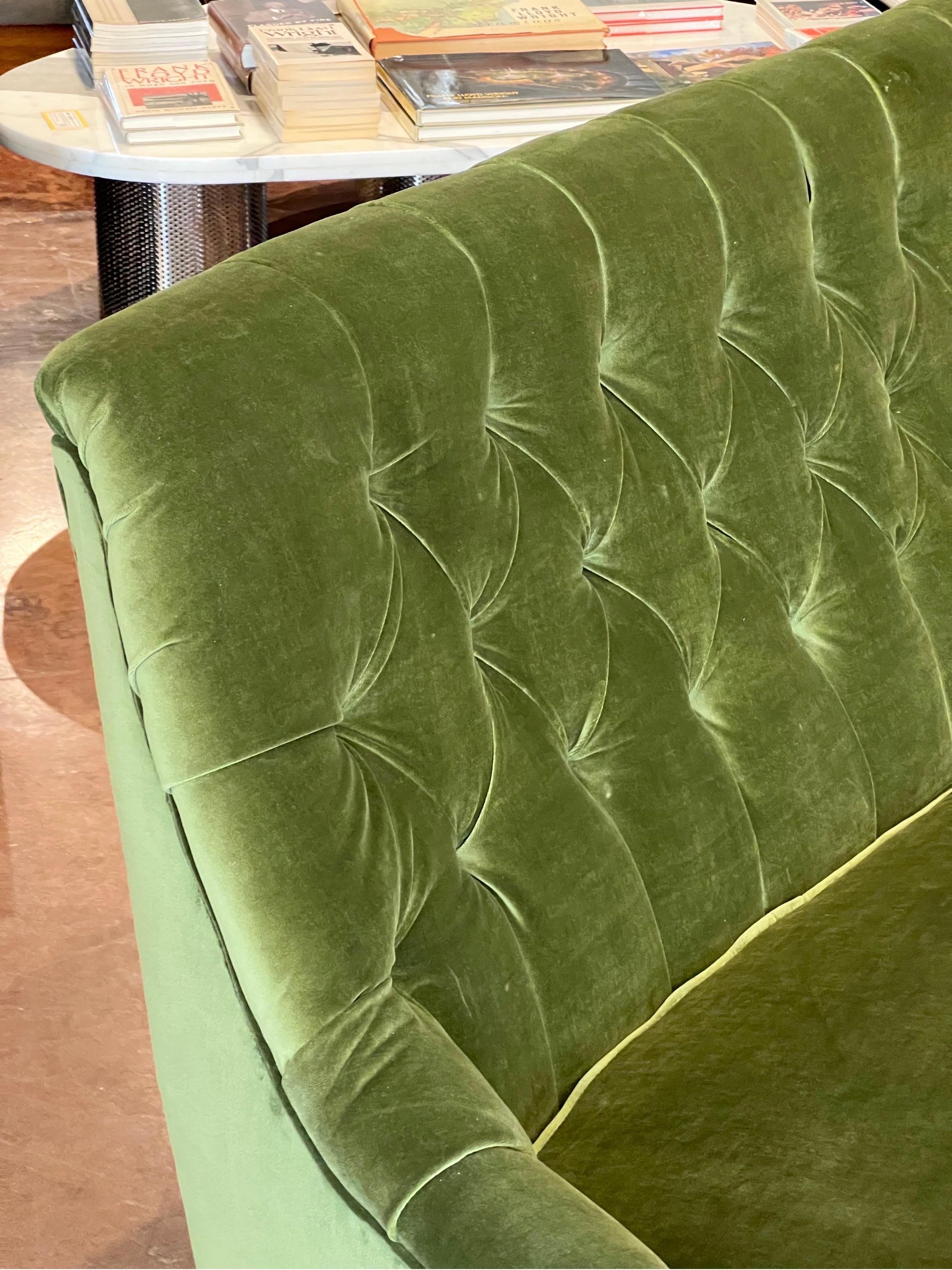 Canapé à haut dossier en velours vert du milieu du siècle en vente 2