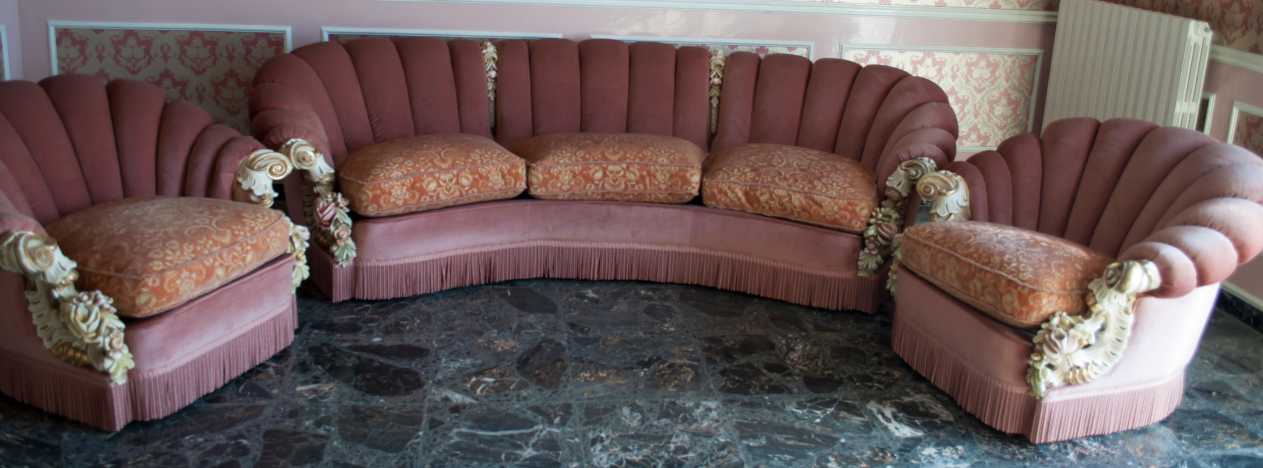 Ce canapé avec deux fauteuils a été créé par les artisans de la célèbre entreprise Cantù, Silik, dans les années 60, en style baroque vénitien, en velours et velours gaufré. La structure est en hêtre massif et les parties en bois sculpté sont