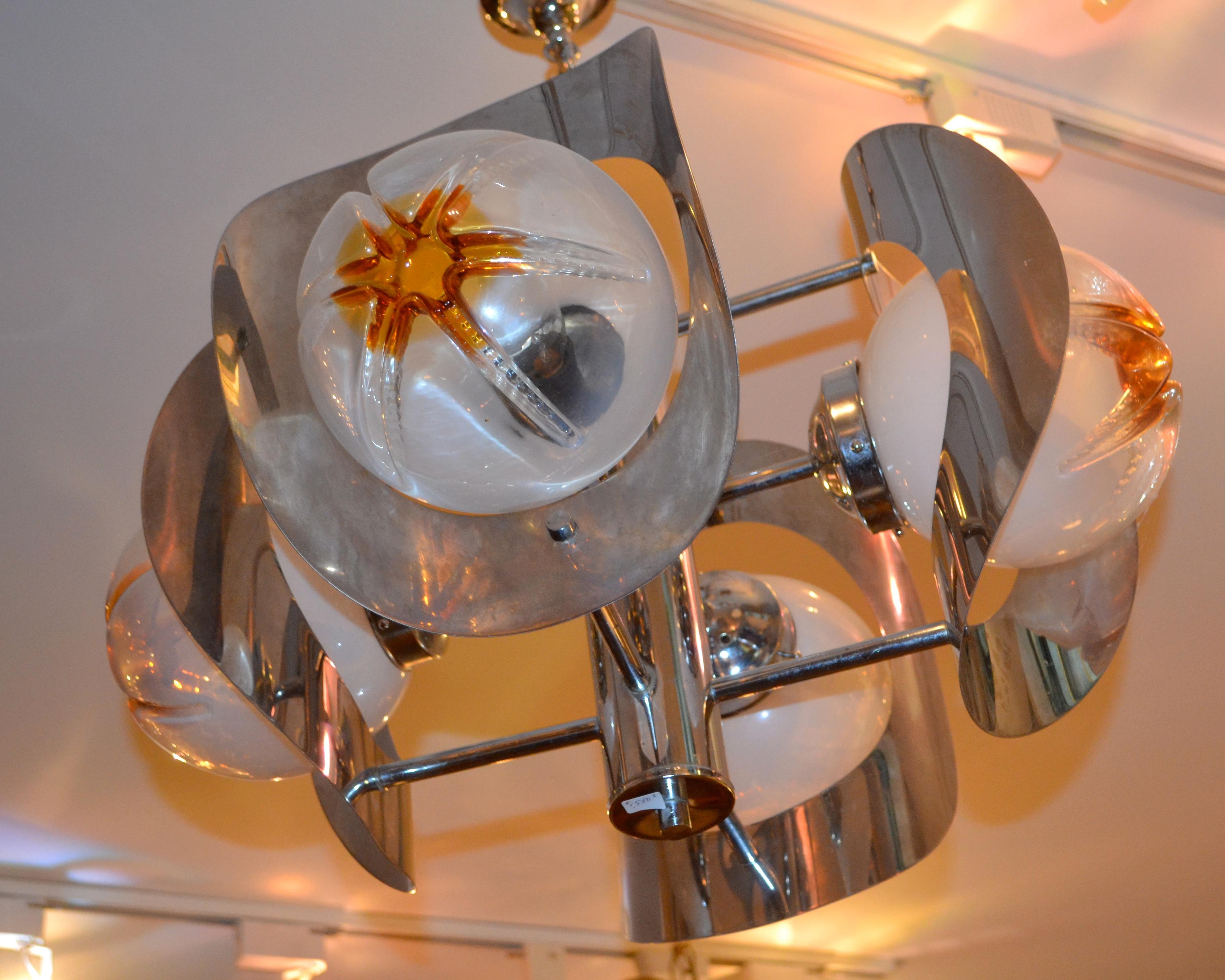 Italiano Lampadario veneziano di metà secolo in cromo e orbita smerigliata di Mazzega in vendita