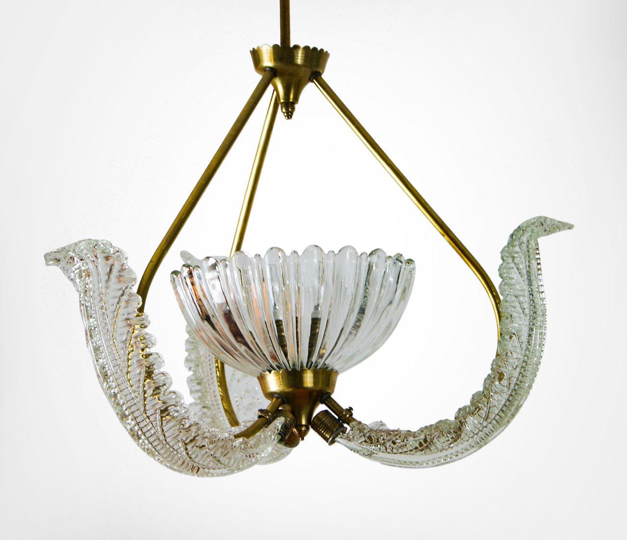 Italian glass suspension chandelier in the manner of Barovier & Toso, circa late 1940s.
Featuring 3 glass floral leaves and a central diffuser of a large glass bowl.
The clear glass has a textured ribbed surface.
All 3 glass components attach to