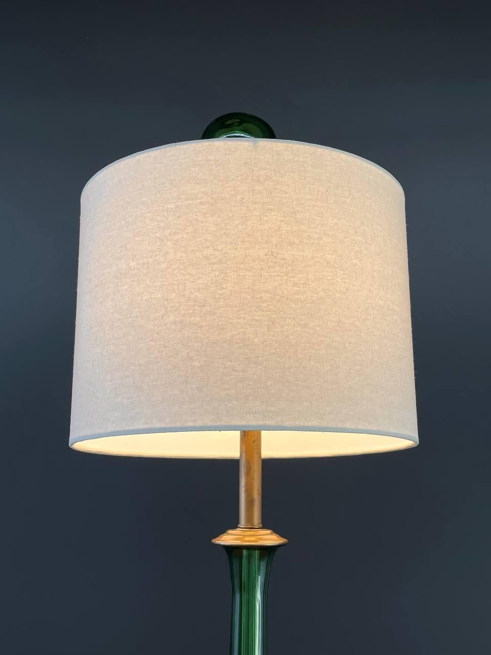 Mid-Century Venetian Glass Table Lamp with Original Blown Glass Finial In Good Condition In Los Angeles, CA