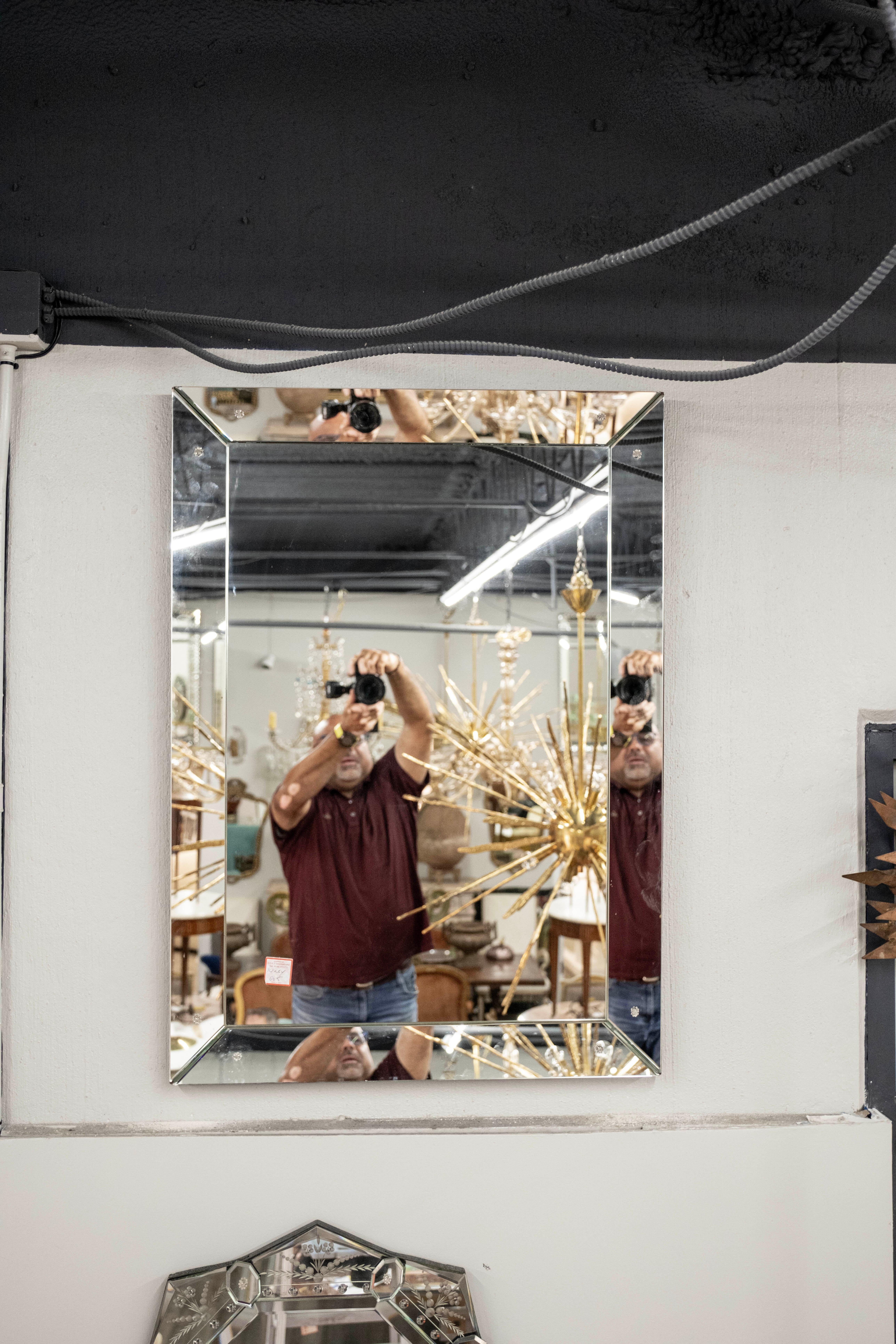 Miroir de style vénitien du milieu du siècle Bon état - En vente à Houston, TX